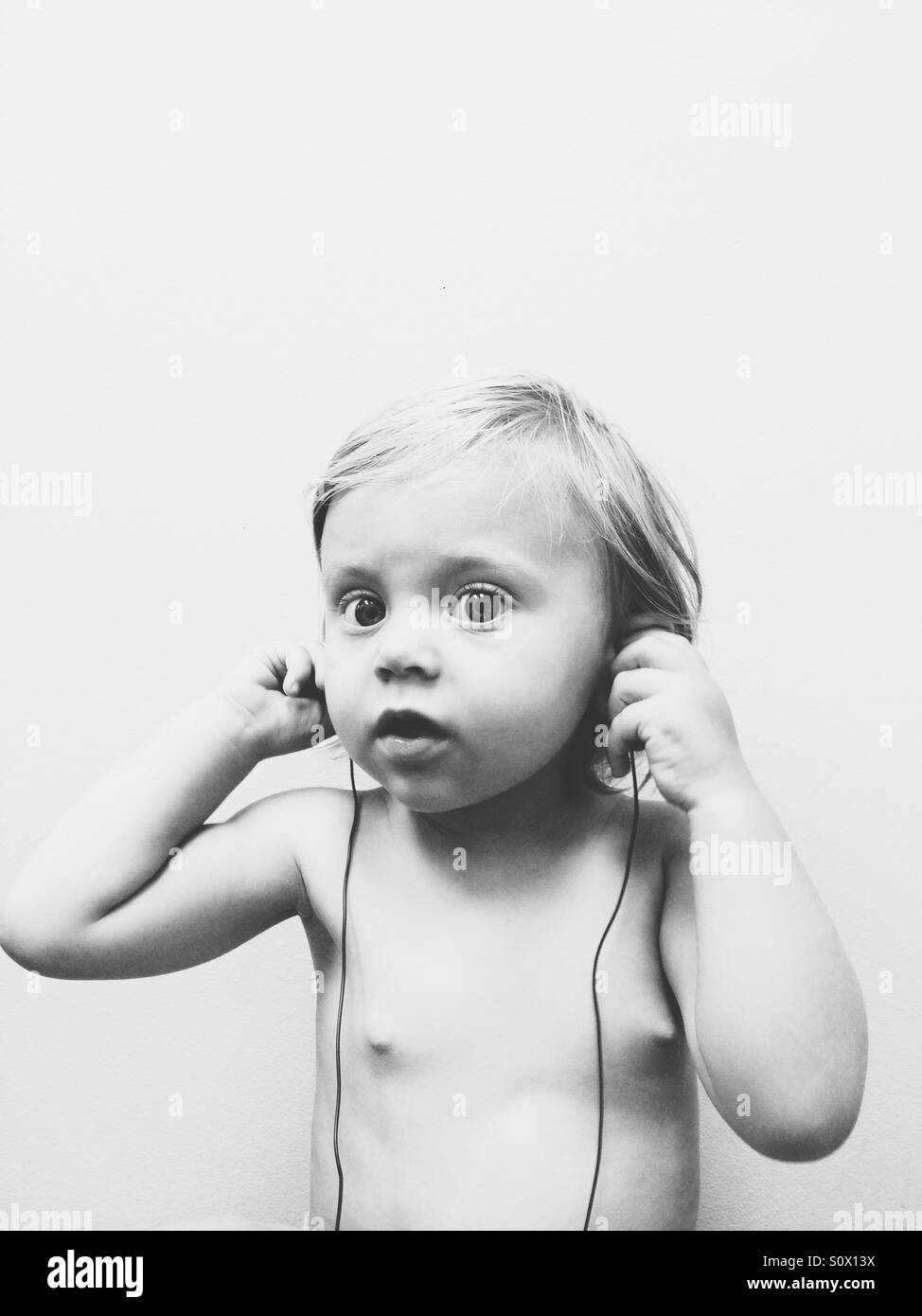 Babymädchen Musik hören. Stockfoto