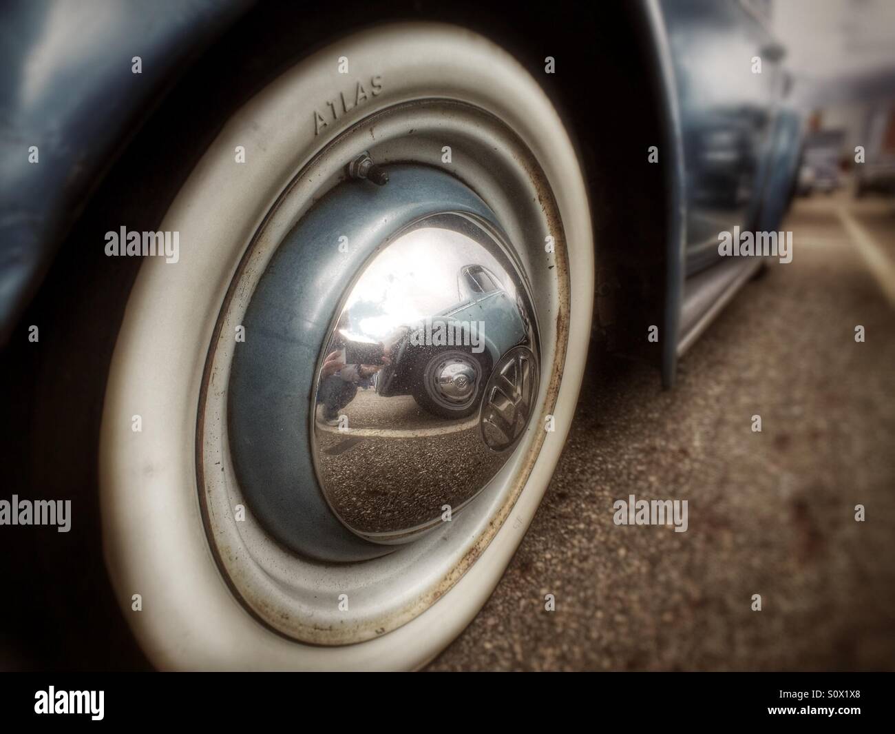 Volkswagen Beetle Radkappe - Smartphone-aufgenommenes Stockfoto