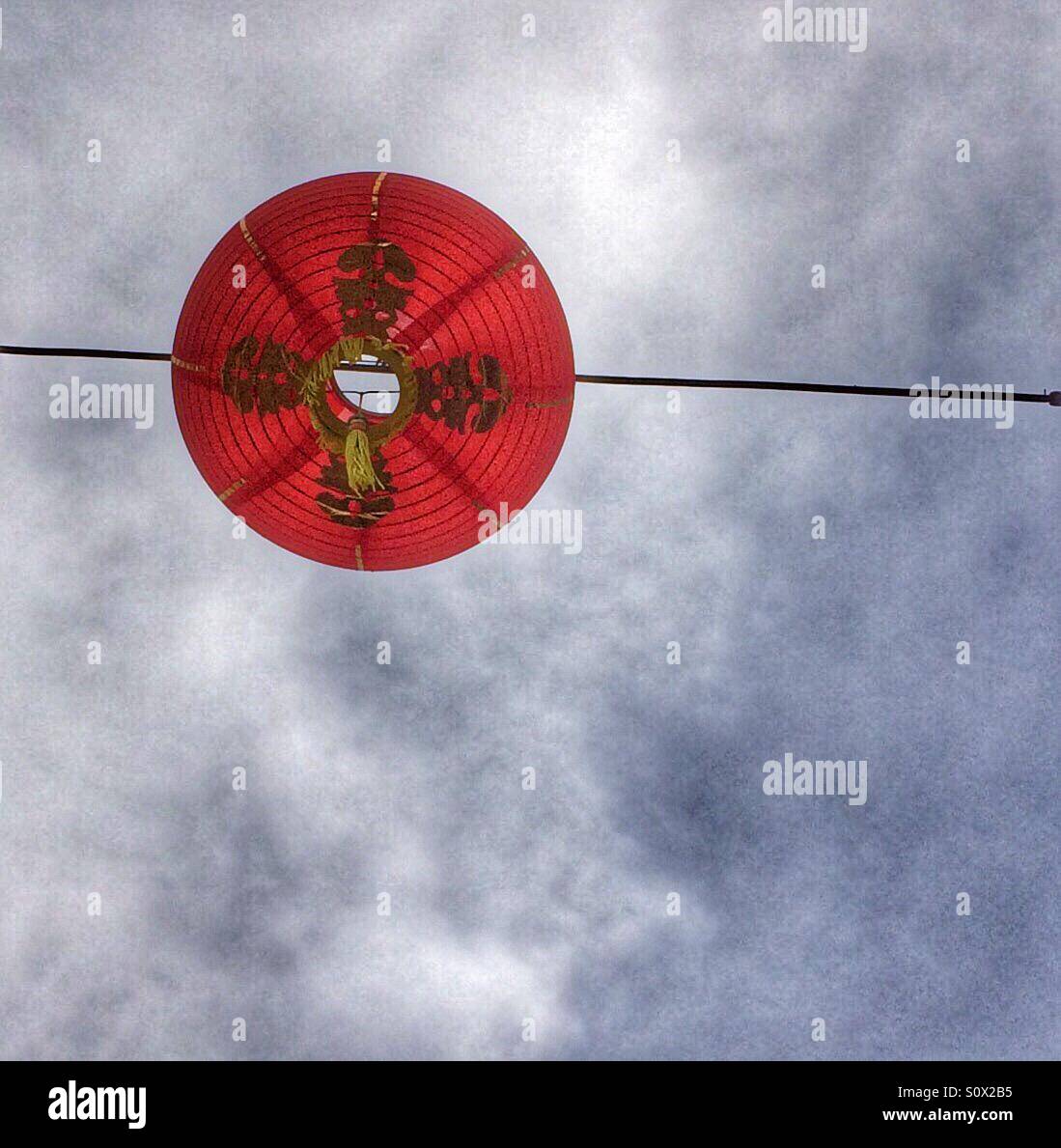 Chinesische Laterne gegen ein bewölkter Himmel Stockfoto