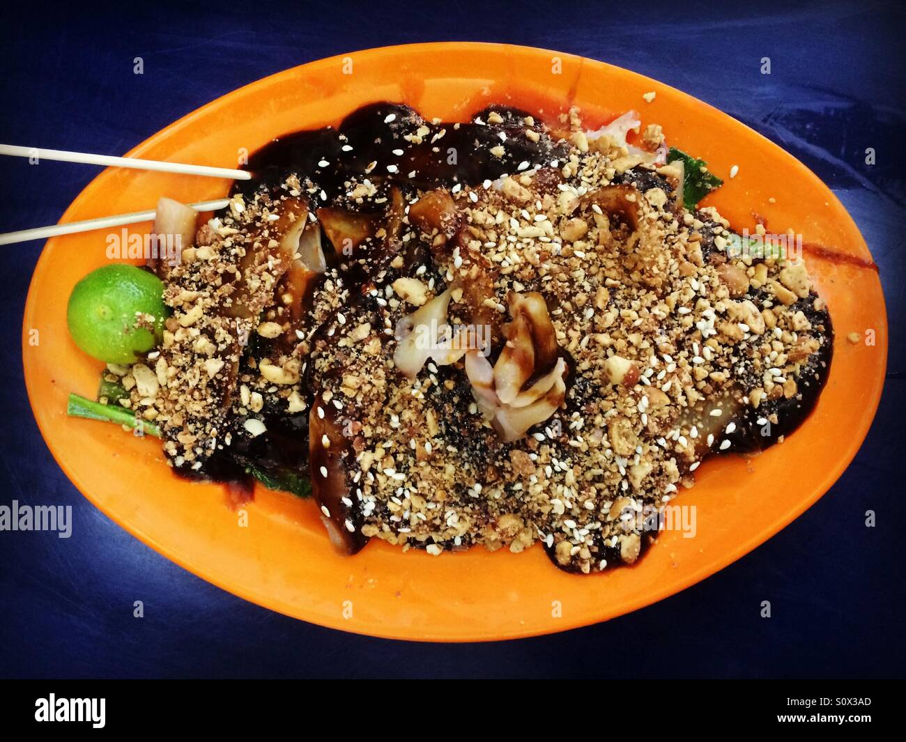 Malaysische Tintenfisch-Salat mit Wasser Convolvulus in süßer Soße garniert mit Sesam und geerdet Erdnüsse - Smartphone-aufgenommenes Stockfoto