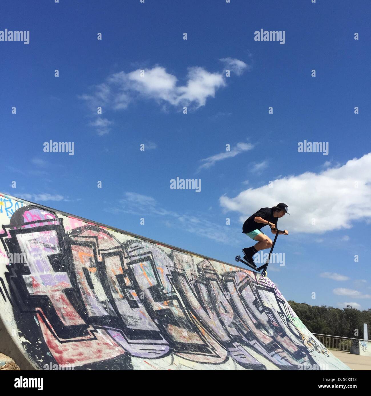 Teenager fahren Roller Skate Park Stockfoto