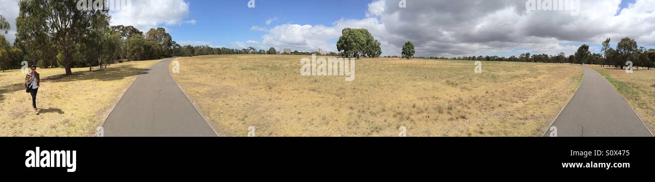 Frau allein auf ein leeres Feld Stockfoto