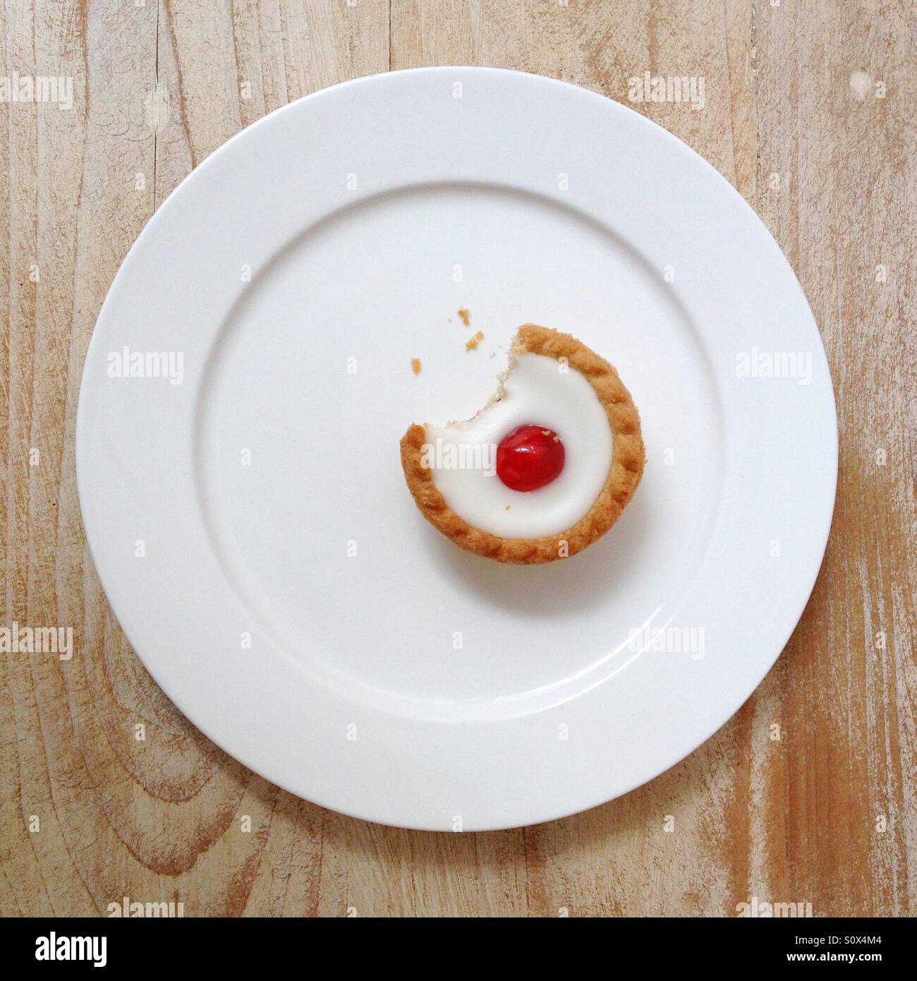 Jemand hat einen Bissen genommen. - Smartphone-aufgenommenes Stockfoto