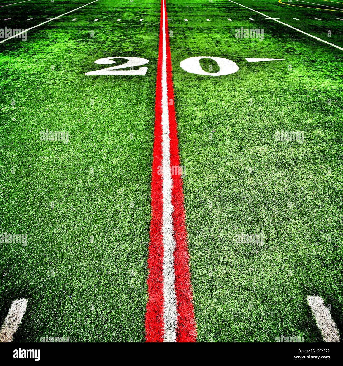20-Yard-Linie auf einem American Football-Feld rot lackiert Stockfoto