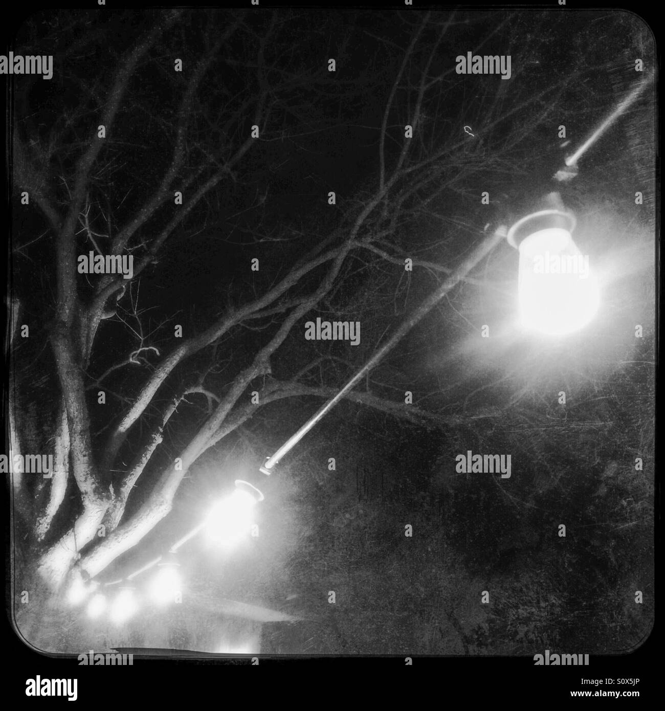 Outdoor-Leuchten in der Nacht. - Smartphone-aufgenommenes Stockfoto