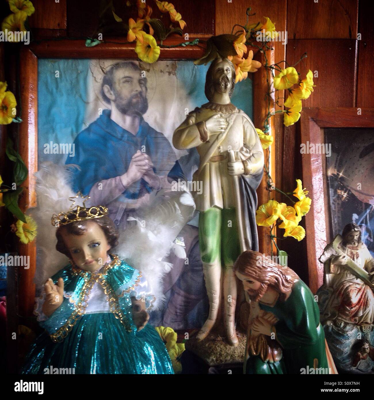 Heiligen Skulpturen schmücken einen Altar in Chiapas, Mexiko - Smartphone-aufgenommenes Stockfoto