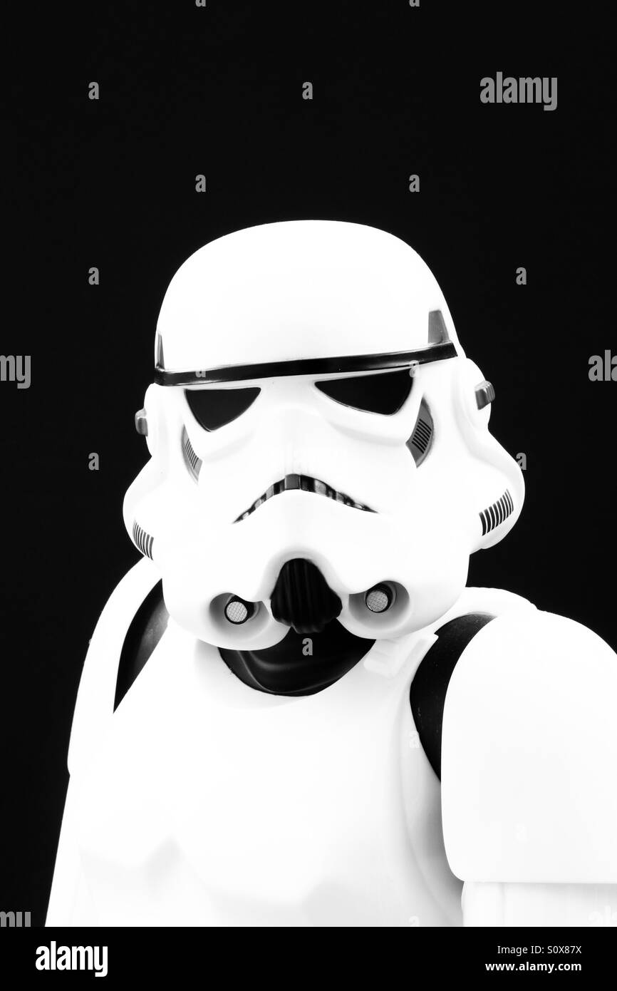 Eine Star Wars Stormtrooper auf schwarzem Hintergrund in die Kamera schaut. - Smartphone-aufgenommenes Stockfoto