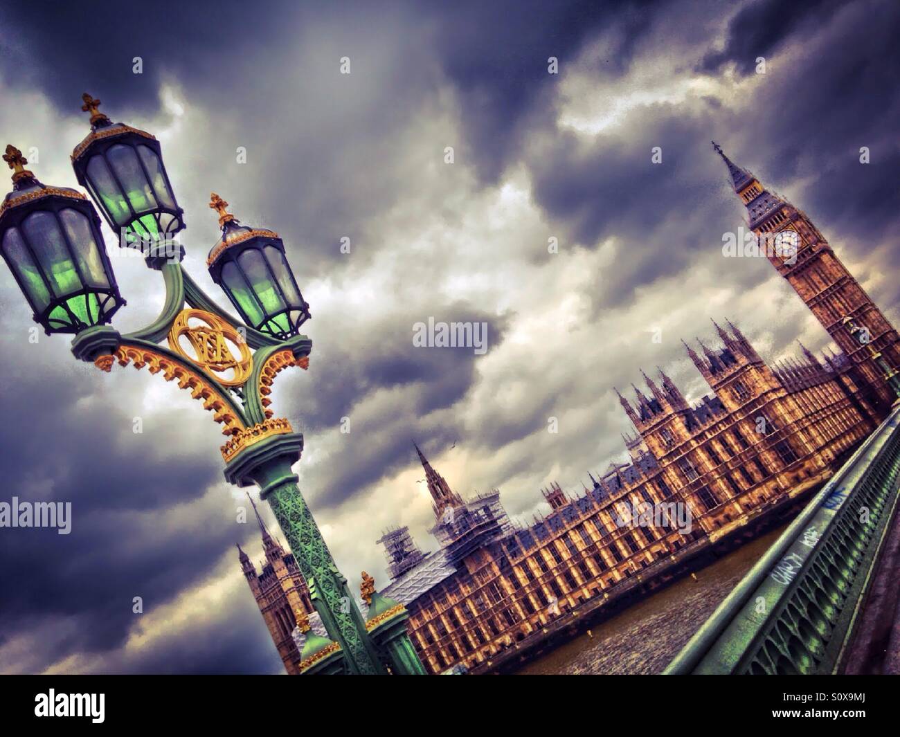 Schwarze Wolken über House of Parlament - London Stockfoto