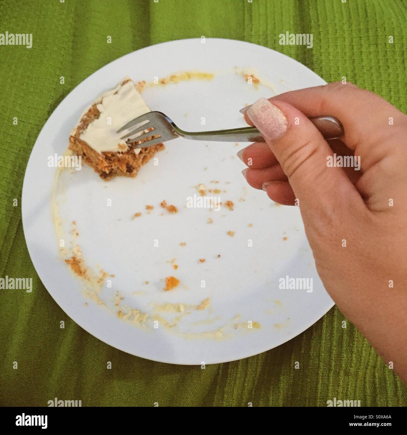 Letzte Stück Kuchen auf dem Tisch Stockfoto