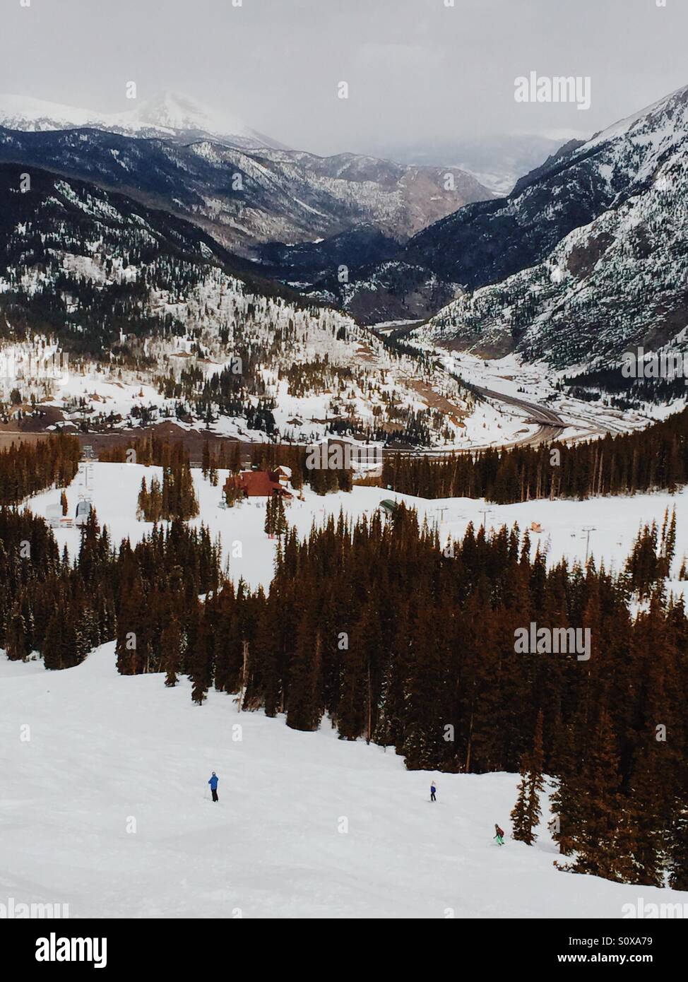 Copper Mountain Ski Area, Colorado. 9. März 2016 - navigieren Skifahrer Buckelpiste von oben über die Hallelujah Ski Run am Copper Mountain Ski Resort, wie ein Sturm entlang der kontinentalen Wasserscheide rollt. Stockfoto