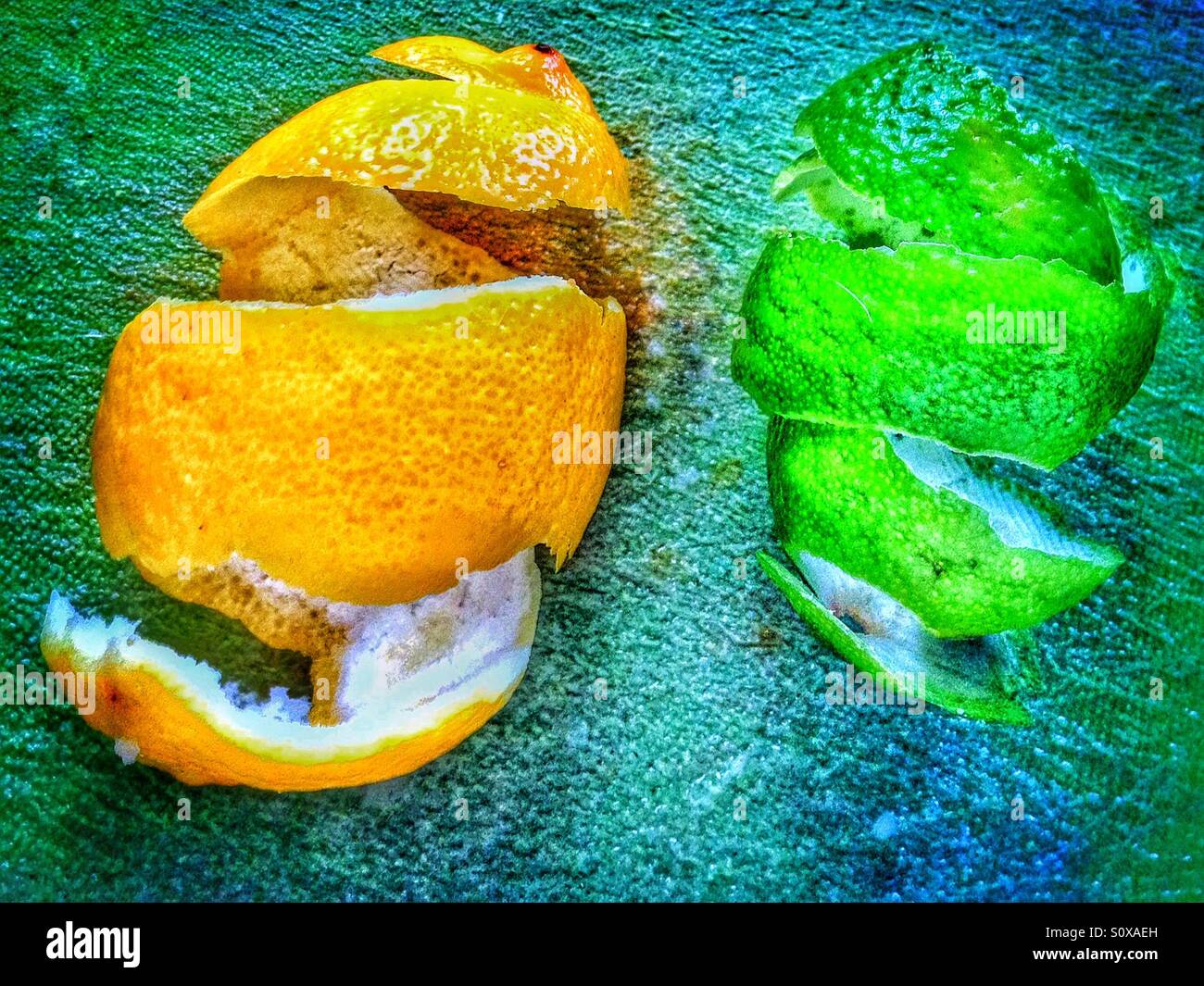 Zitrone und Limette schälen. Stockfoto