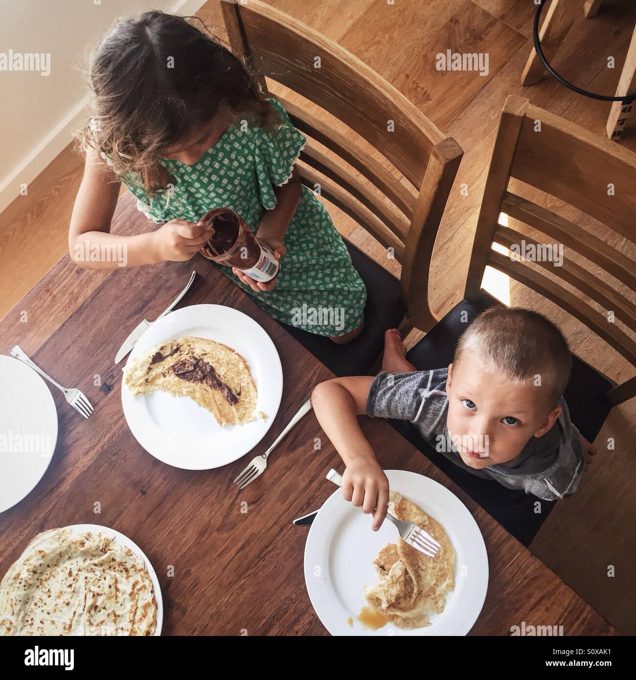 Kleinen Jungen und Mädchen zu frühstücken Stockfoto
