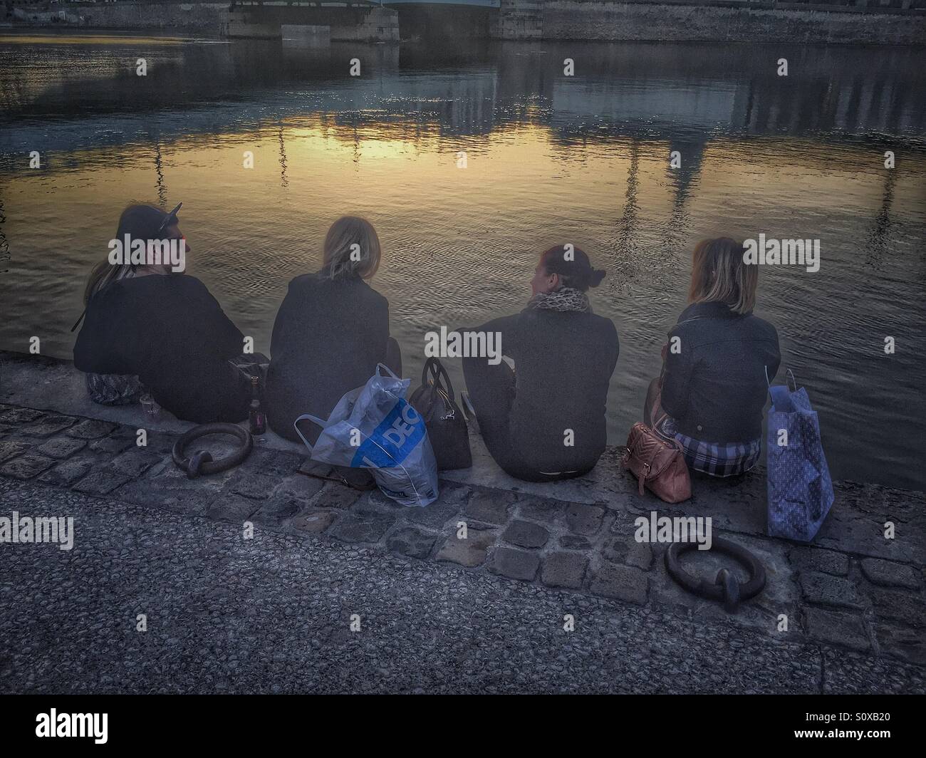 Freunden chillen - Smartphone-aufgenommenes Stockfoto