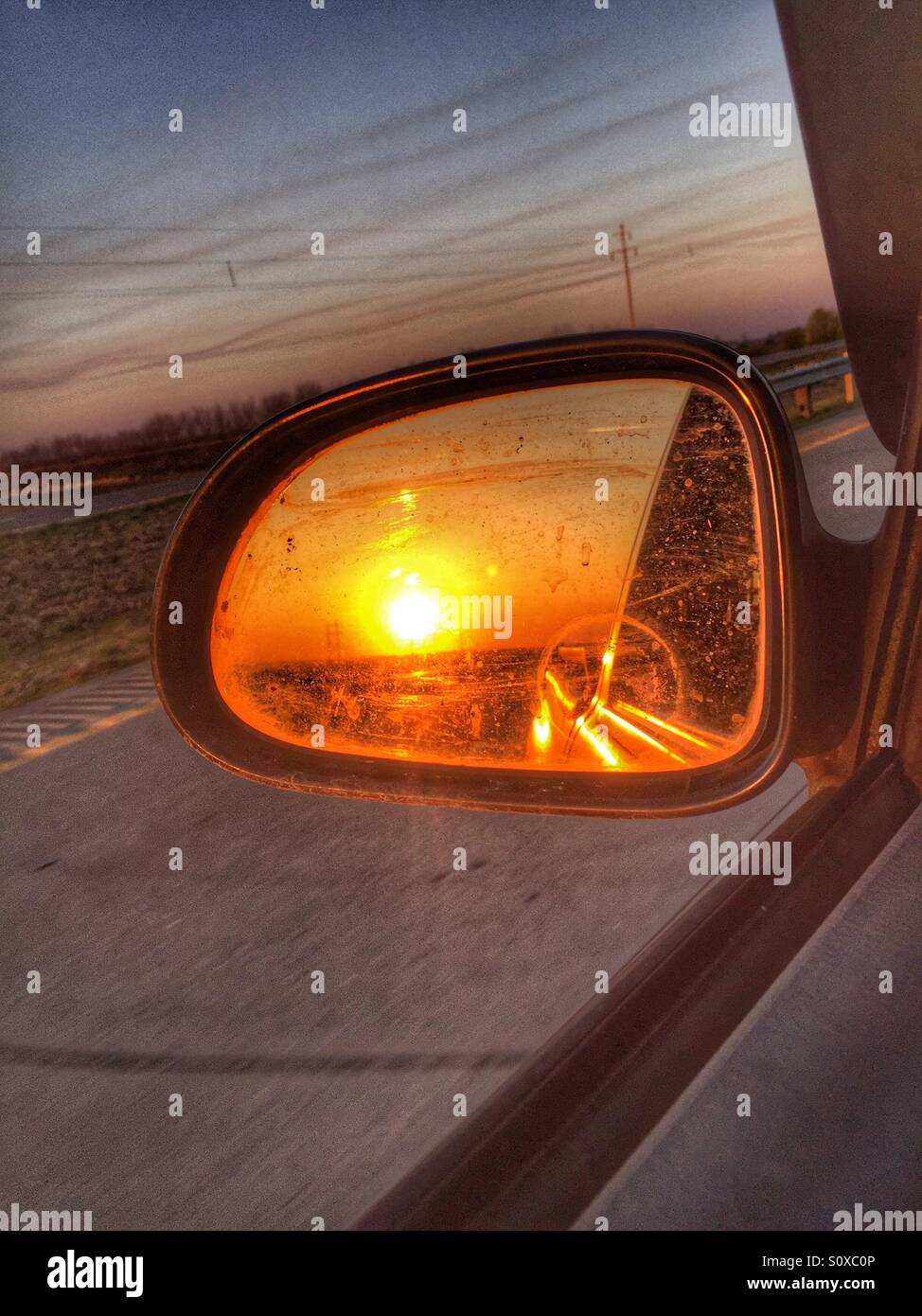 Sonnenuntergang in einem schmutzigen Spiegel. Stockfoto