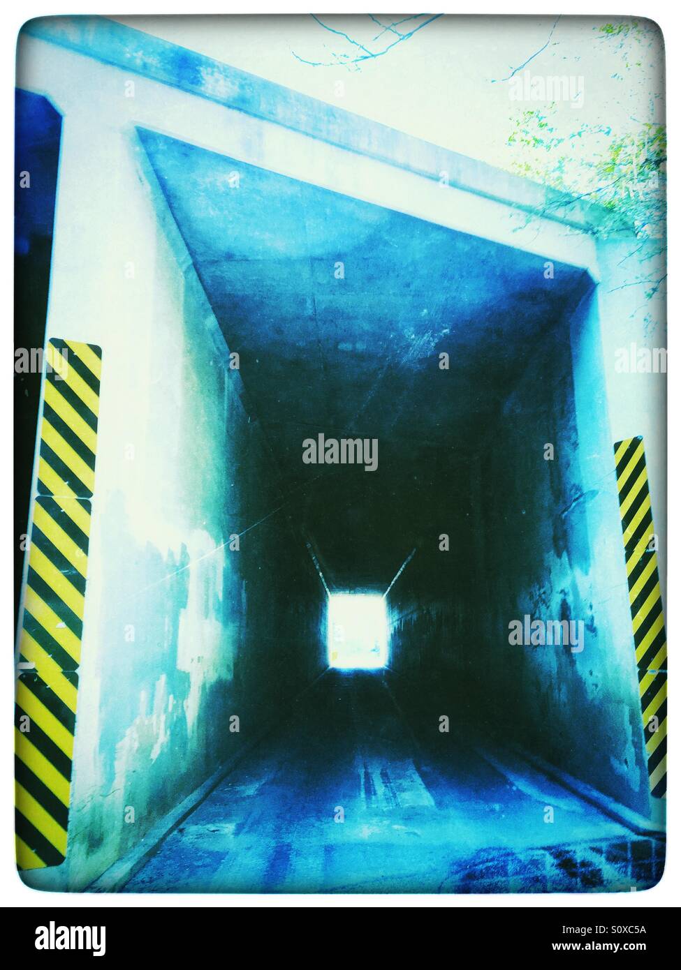 Engen Tunnel mit Grunge-film Stockfoto