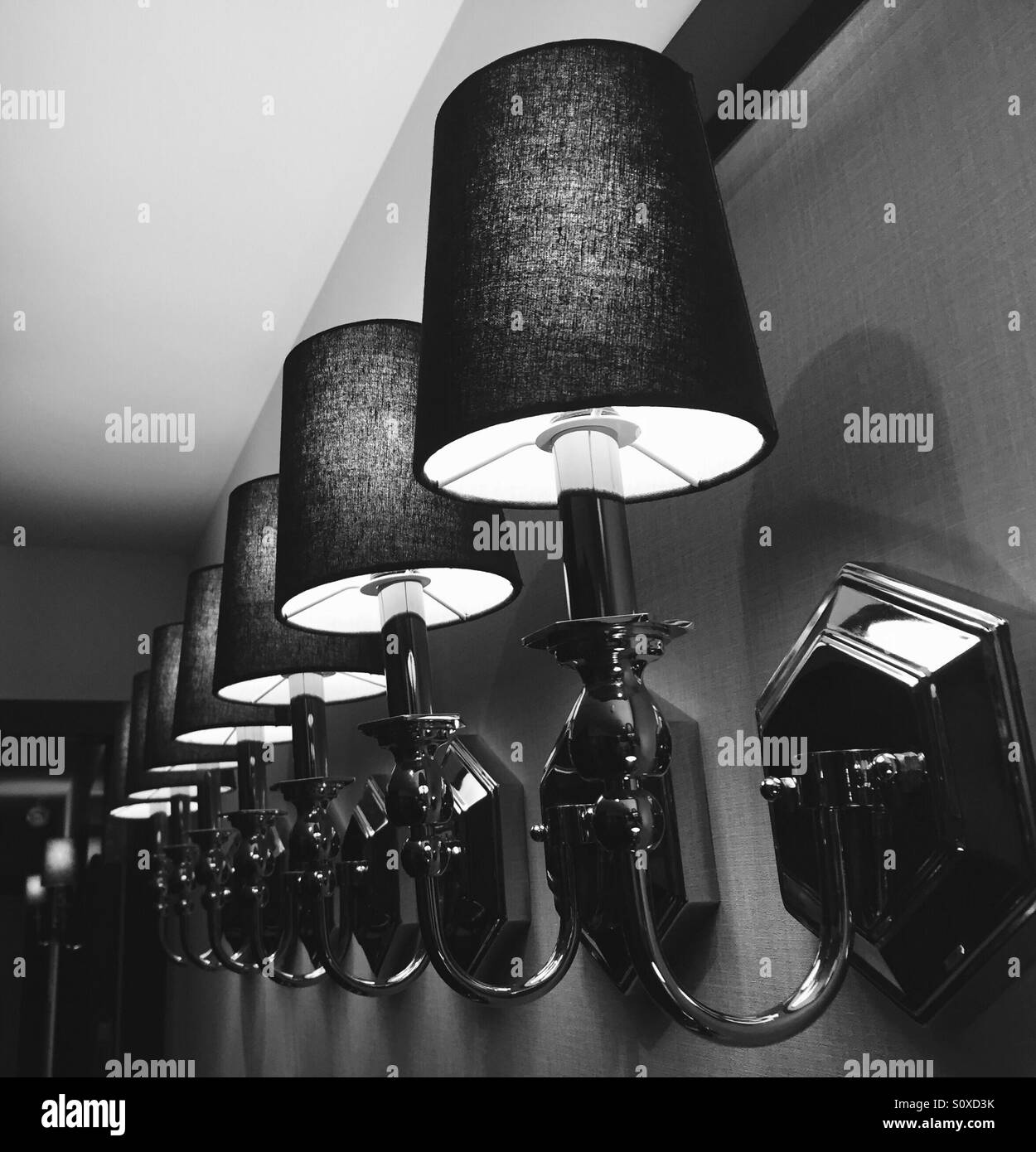 Schwarz / weiß-Lampen an der Wand Stockfoto