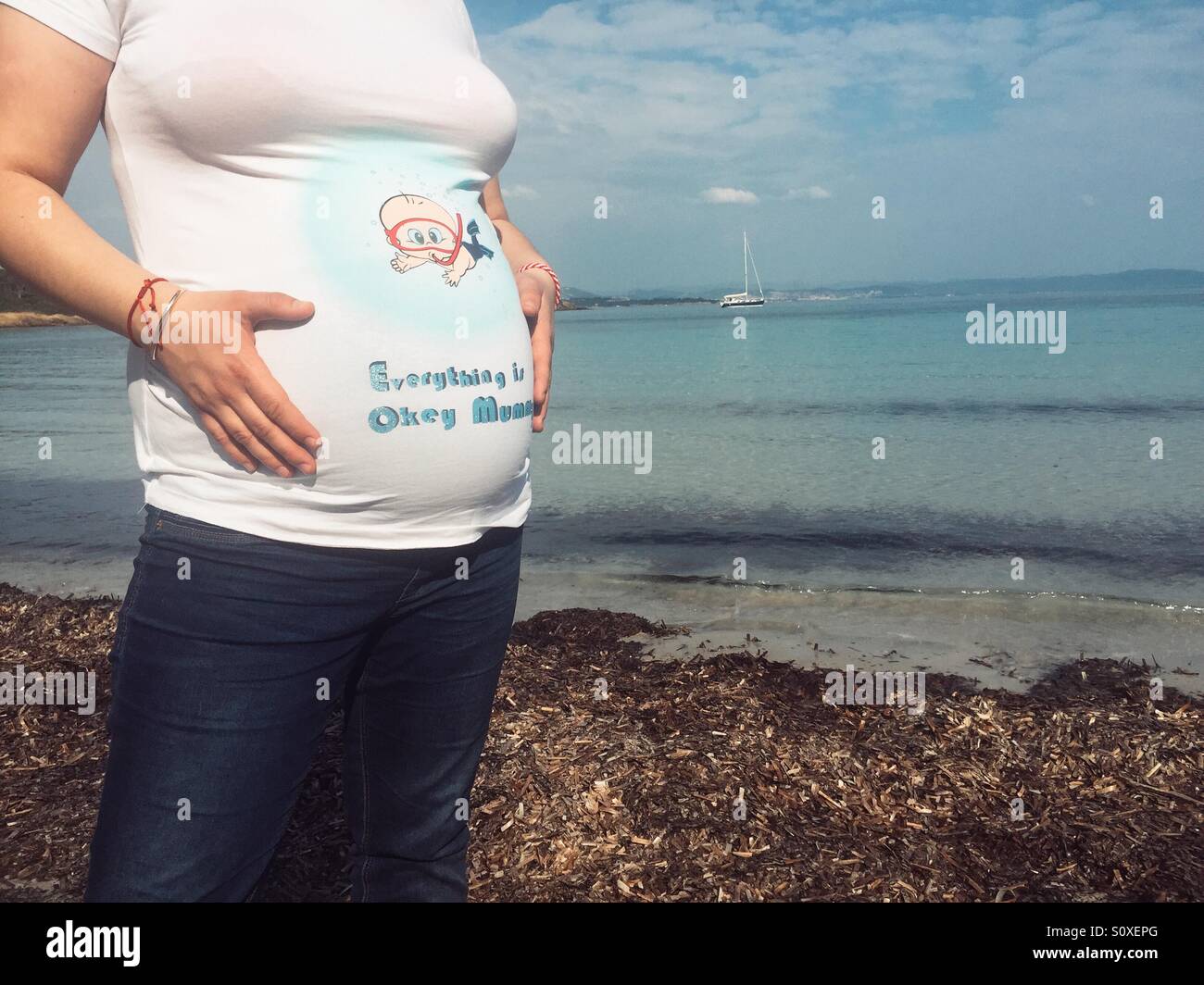 Schwangere Frau am Strand, Porquerolles, Frankreich Stockfoto
