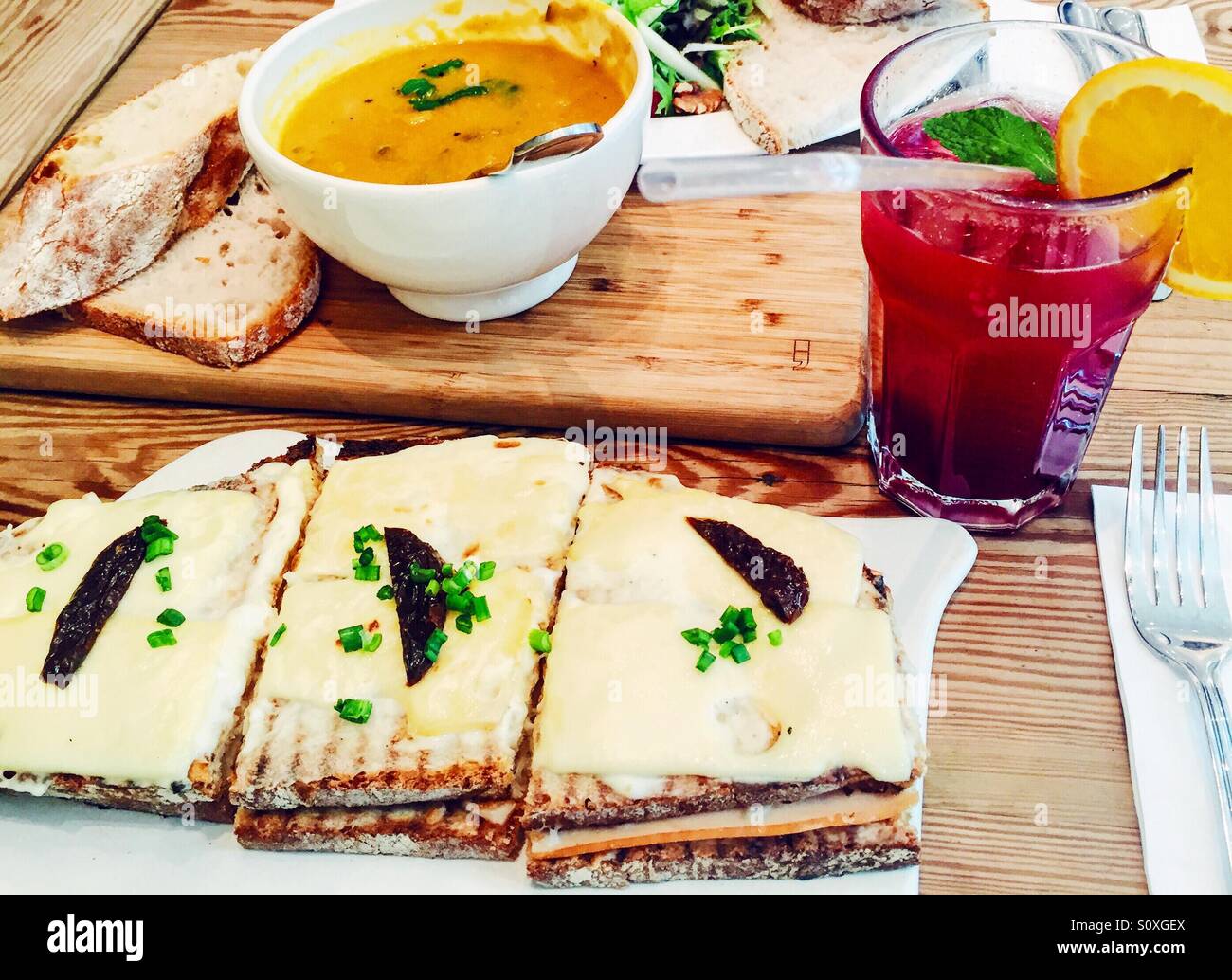 Toast mit geräuchertem Truthahn und Käse, Kürbis Suppe und Saft detox Stockfoto