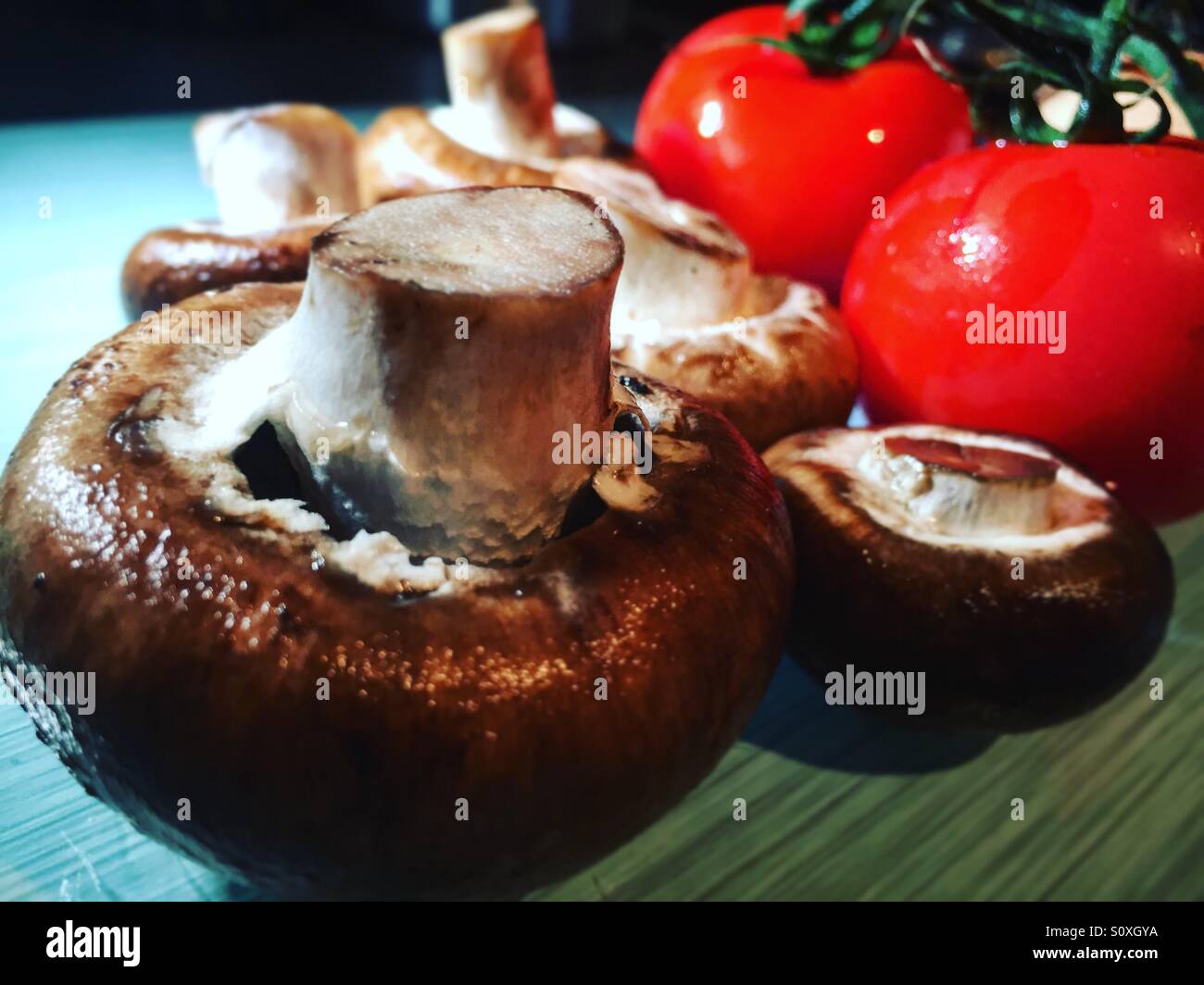 Champignons und Tomaten - Smartphone-aufgenommenes Stockfoto