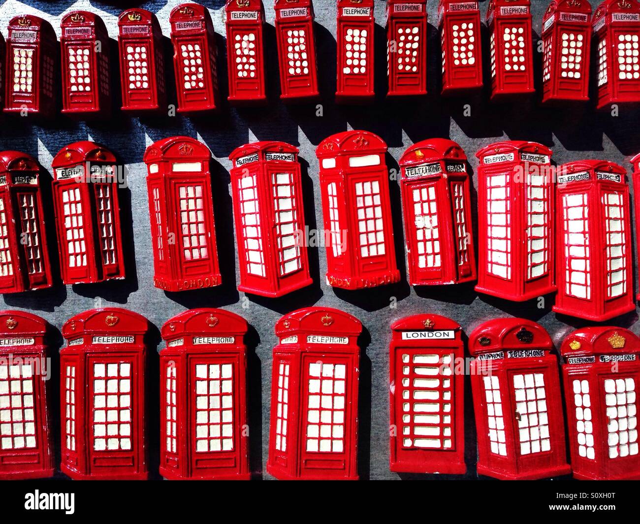 Britische Telefonzellen Magnete verkaufe als Souvenirs für Touristen in einem Laden in Camden Town, London Stockfoto