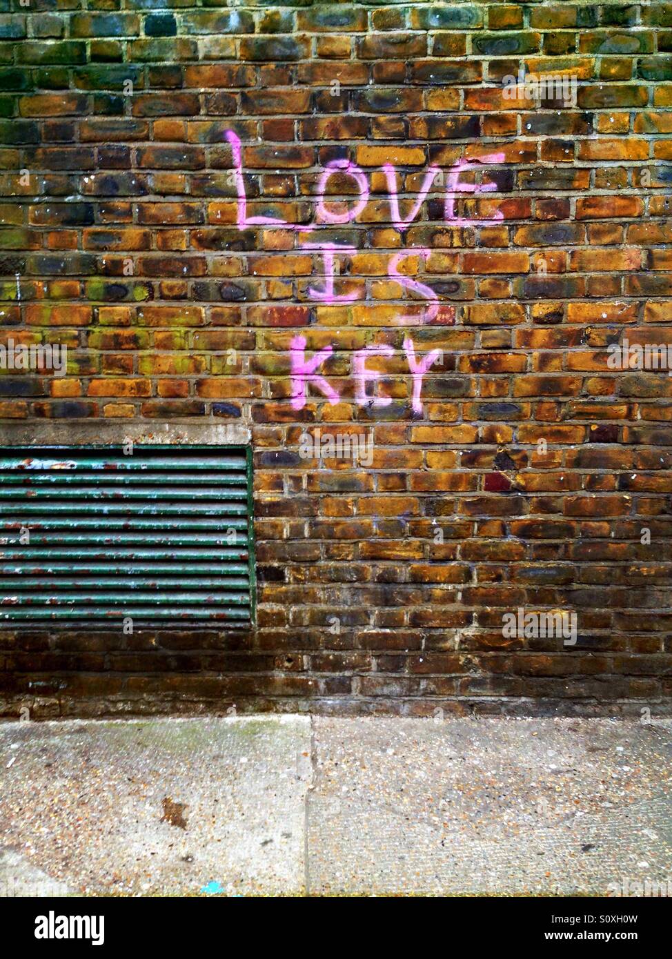 Liebe ist wichtiger Graffiti auf eine Mauer in Shoreditch in der Nähe von Brick Lane, London, England, UK Stockfoto