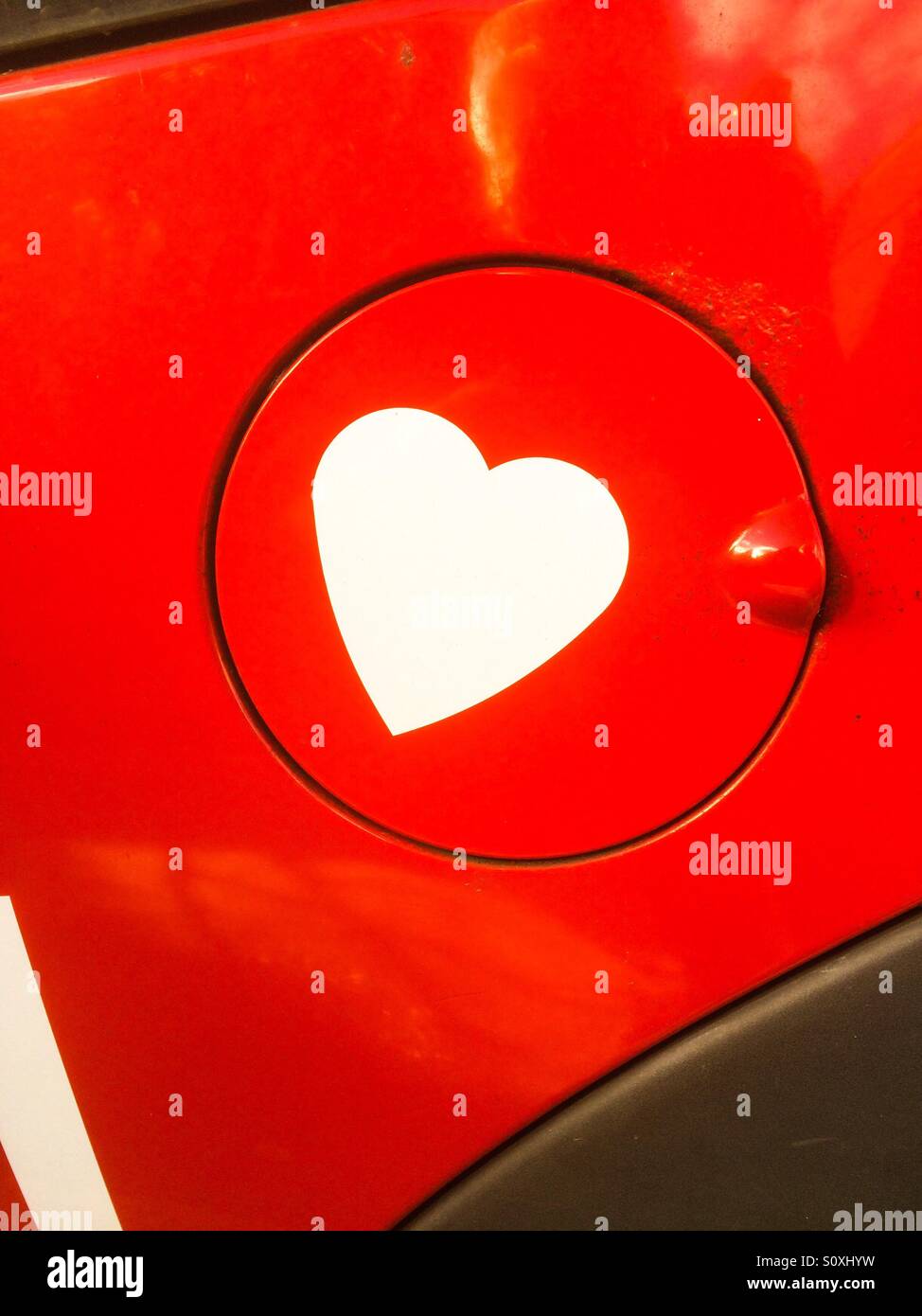 Herz am Tankdeckel - Smartphone-aufgenommenes Stockfoto