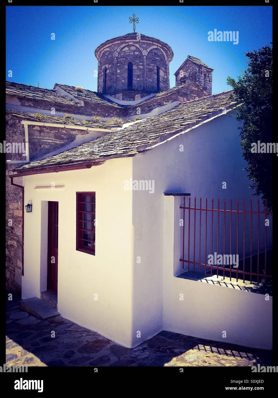 Haus im kleinen Dorf und Kirche in Griechenland - Smartphone-aufgenommenes Stockfoto