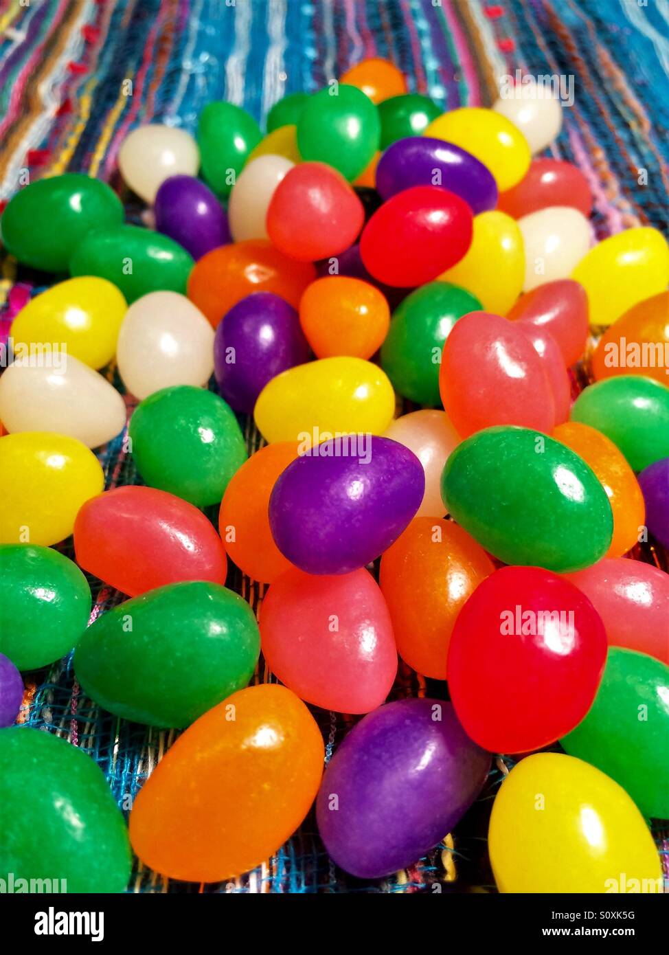 Gummibärchen in Nahaufnahme auf Mult-farbige Tischdecke Stockfoto