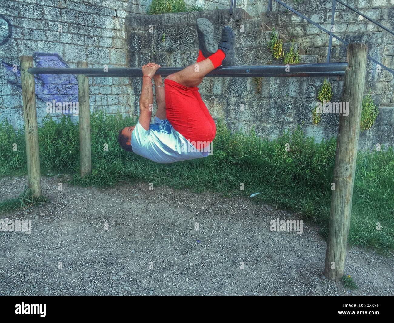 Mann am Reck - Smartphone-aufgenommenes Stockfoto