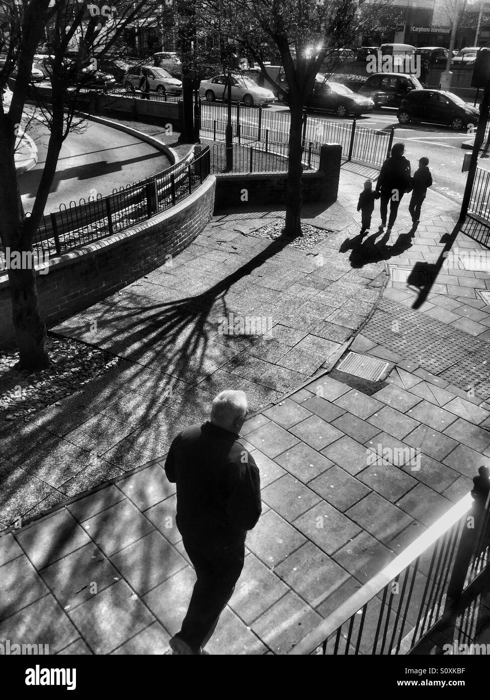 Winterliche Schatten und Fußgänger auf Green Lanes, von Harringay Retailpark. M London, Großbritannien Stockfoto