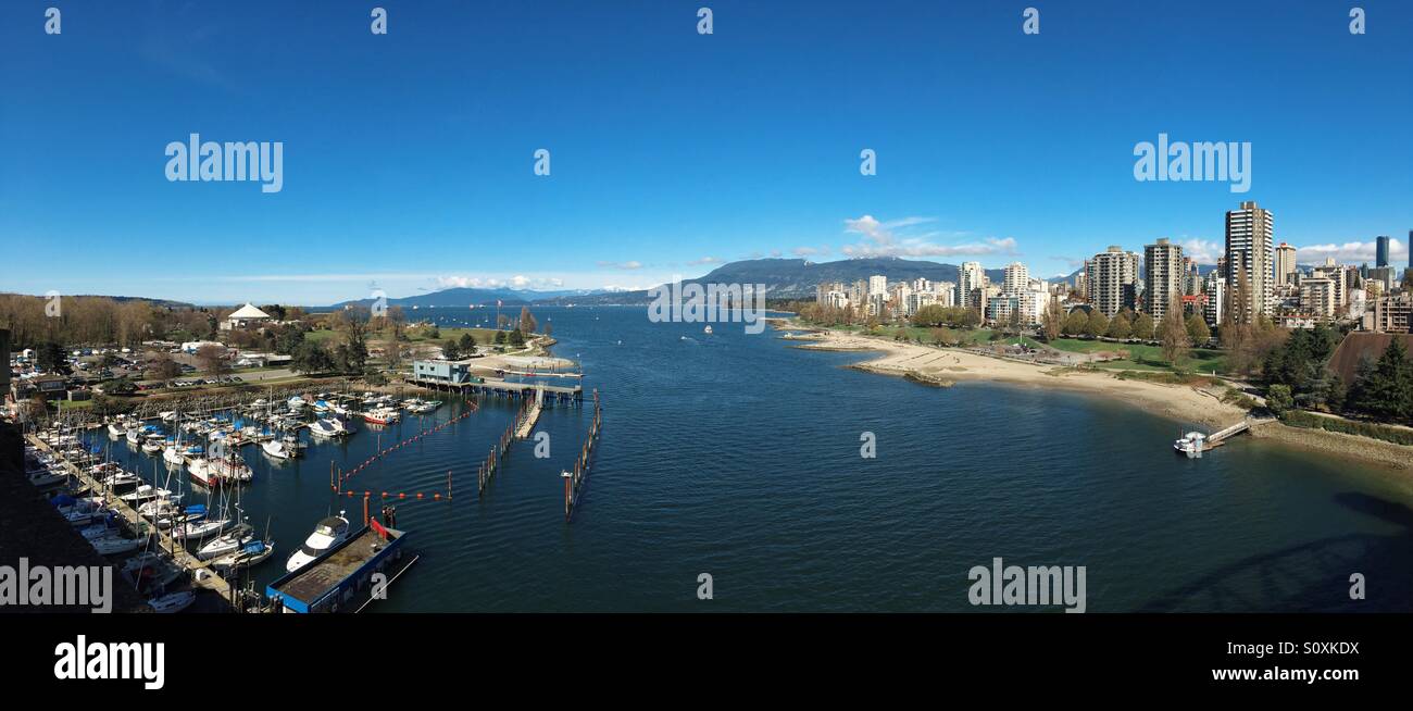 Ansicht der English Bay von der Burrard Street Bridge, Vancouver, Britisch-Kolumbien, Kanada. 2016. - Smartphone-aufgenommenes Stockfoto