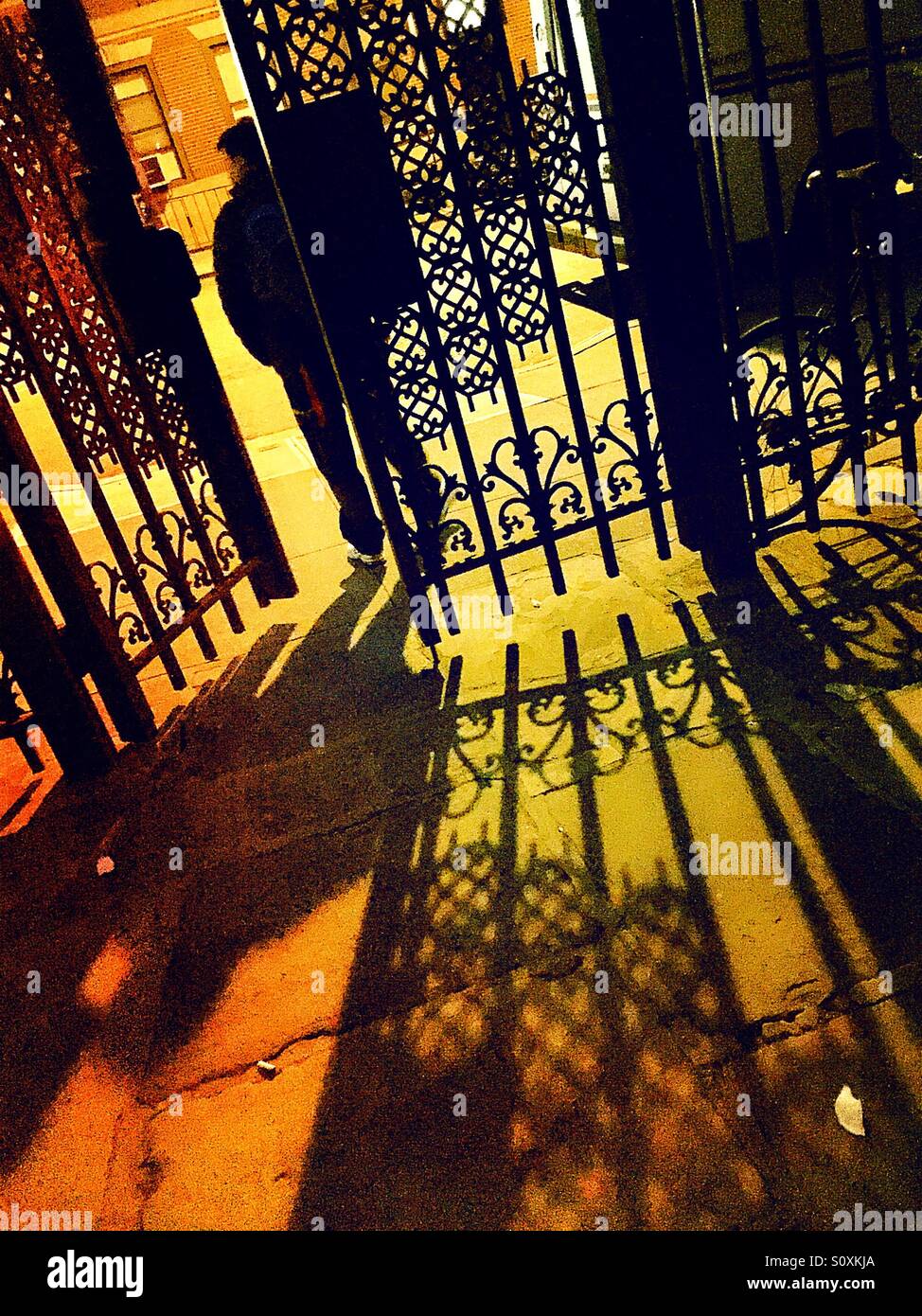 Schmiedeeiserne Tore am Sniffen Gericht, Murray Hill, NYC - Smartphone-aufgenommenes Stockfoto