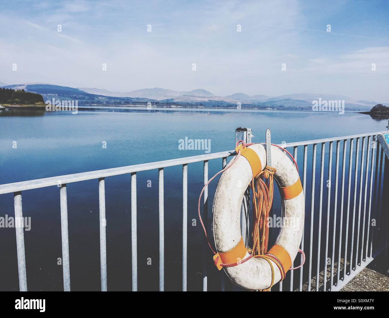 Rettungsring mit Seil hängen am Geländer Stockfoto