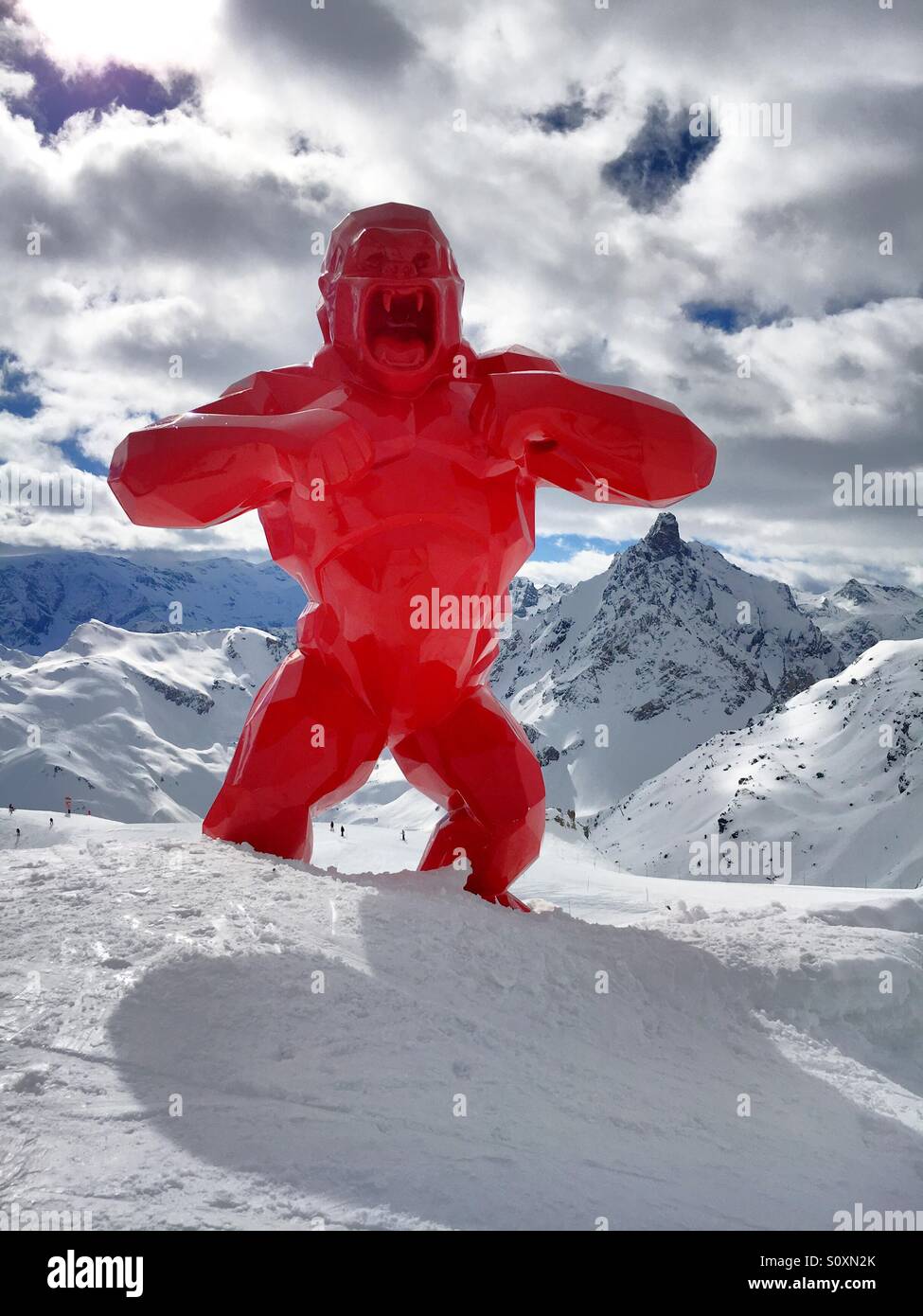 Red King Kong Statue thront über Berg bei Courcheval in den französischen Alpen Stockfoto
