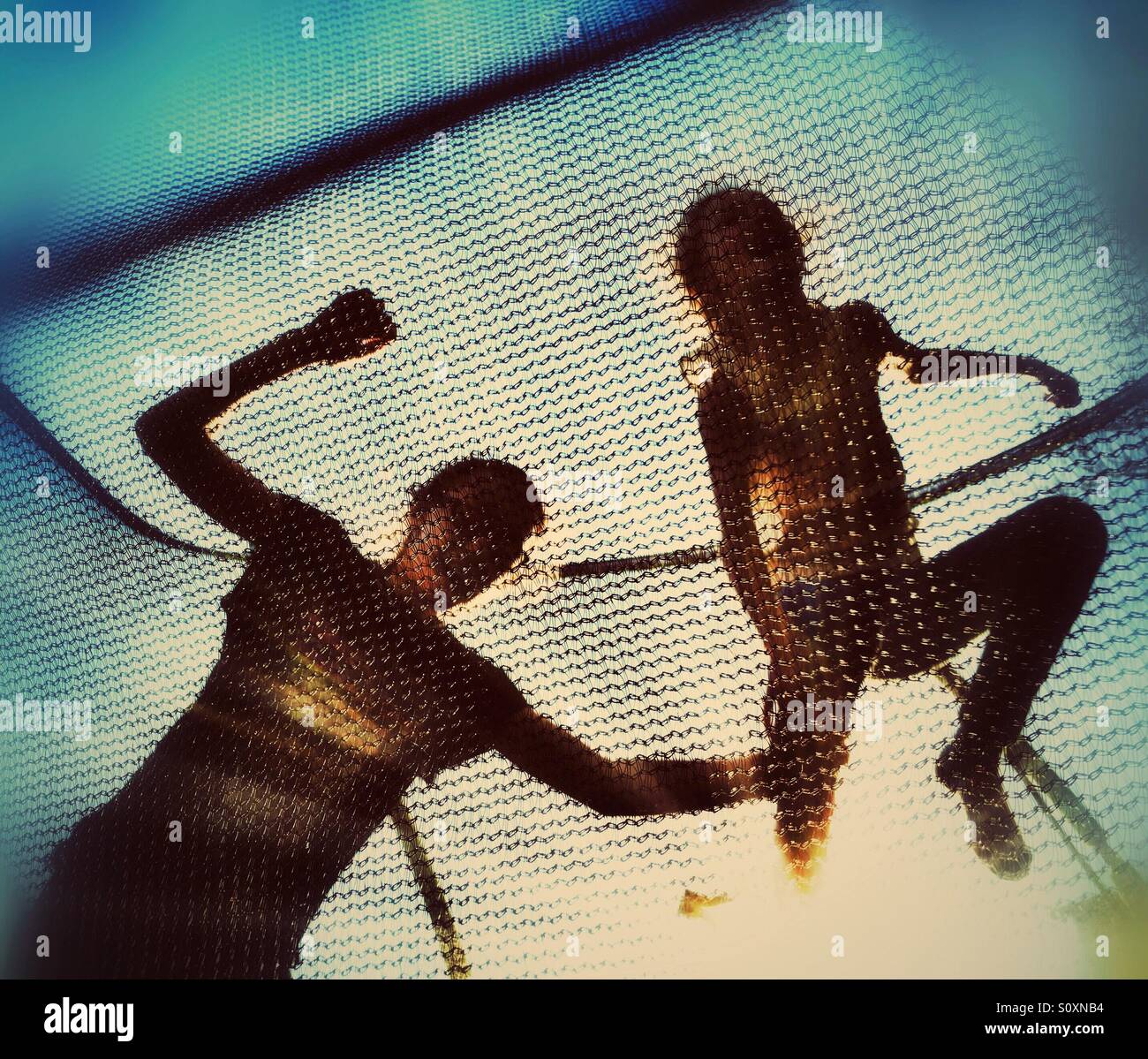 Zwei Mädchen, die Spaß am Trampolin springen - Smartphone-aufgenommenes Stockfoto