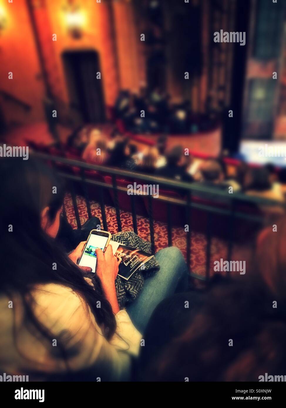 Publikum im Al Hirschfeld Theatre in New York City, USA - Smartphone-aufgenommenes Stockfoto