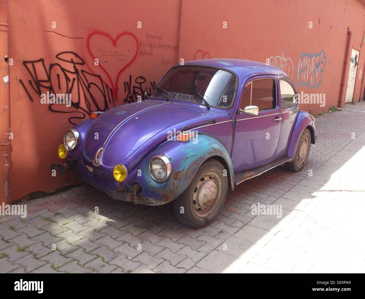 Lila Volkswagen Oldtimer bei Street in der Nähe von Wand. Stockfoto