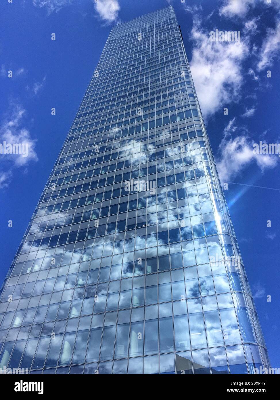 Modernes Gebäude - Smartphone-aufgenommenes Stockfoto