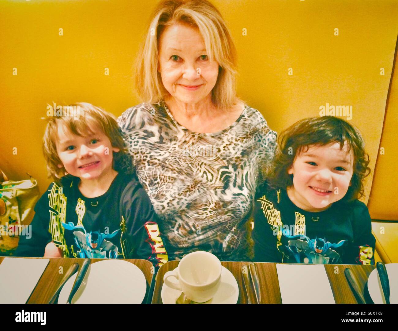 Oma mit zwei Enkelkinder Stockfoto