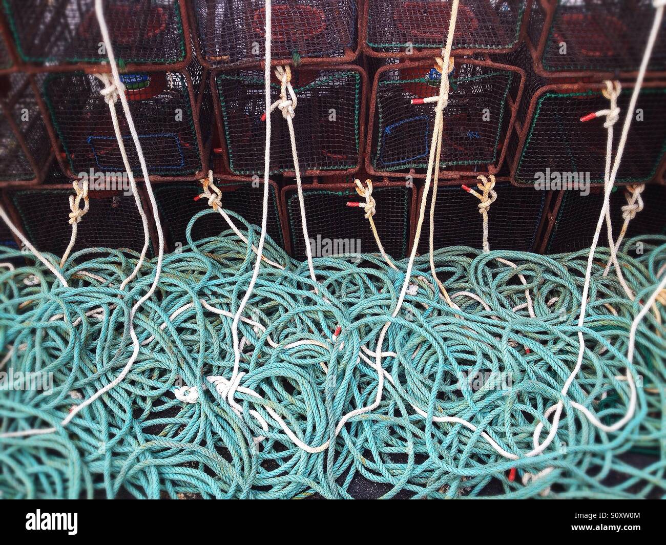 Fischfangwerkzeugen am Hafen - Smartphone-aufgenommenes Stockfoto
