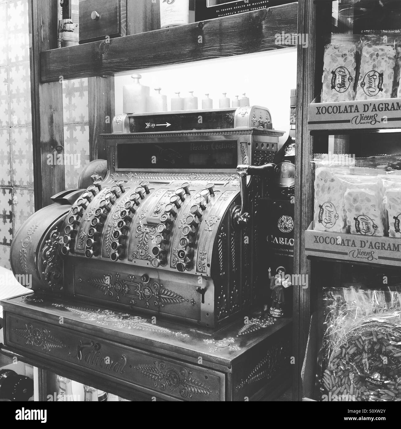 Vintage Registrierkasse in einem Deli, Mallorca - Smartphone-aufgenommenes Stockfoto