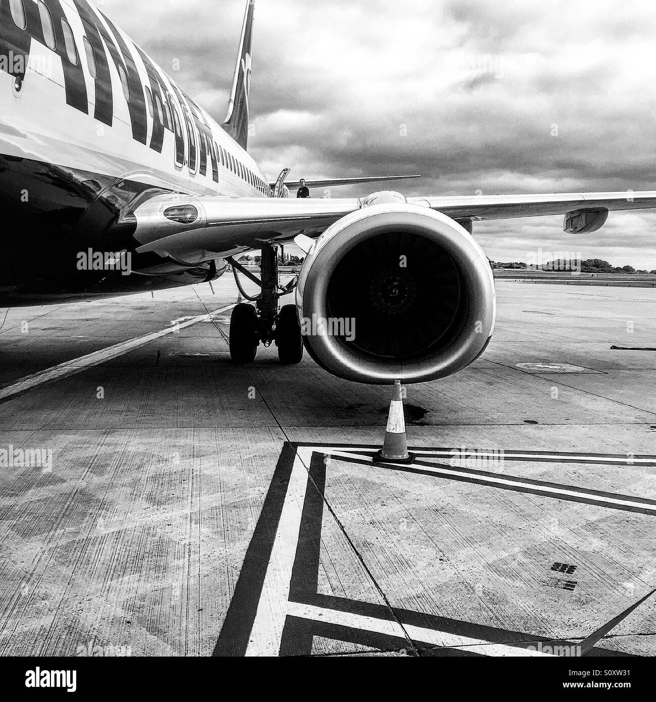 Ryanair-Flugzeug an einem Tor vor dem ausziehen Stockfoto