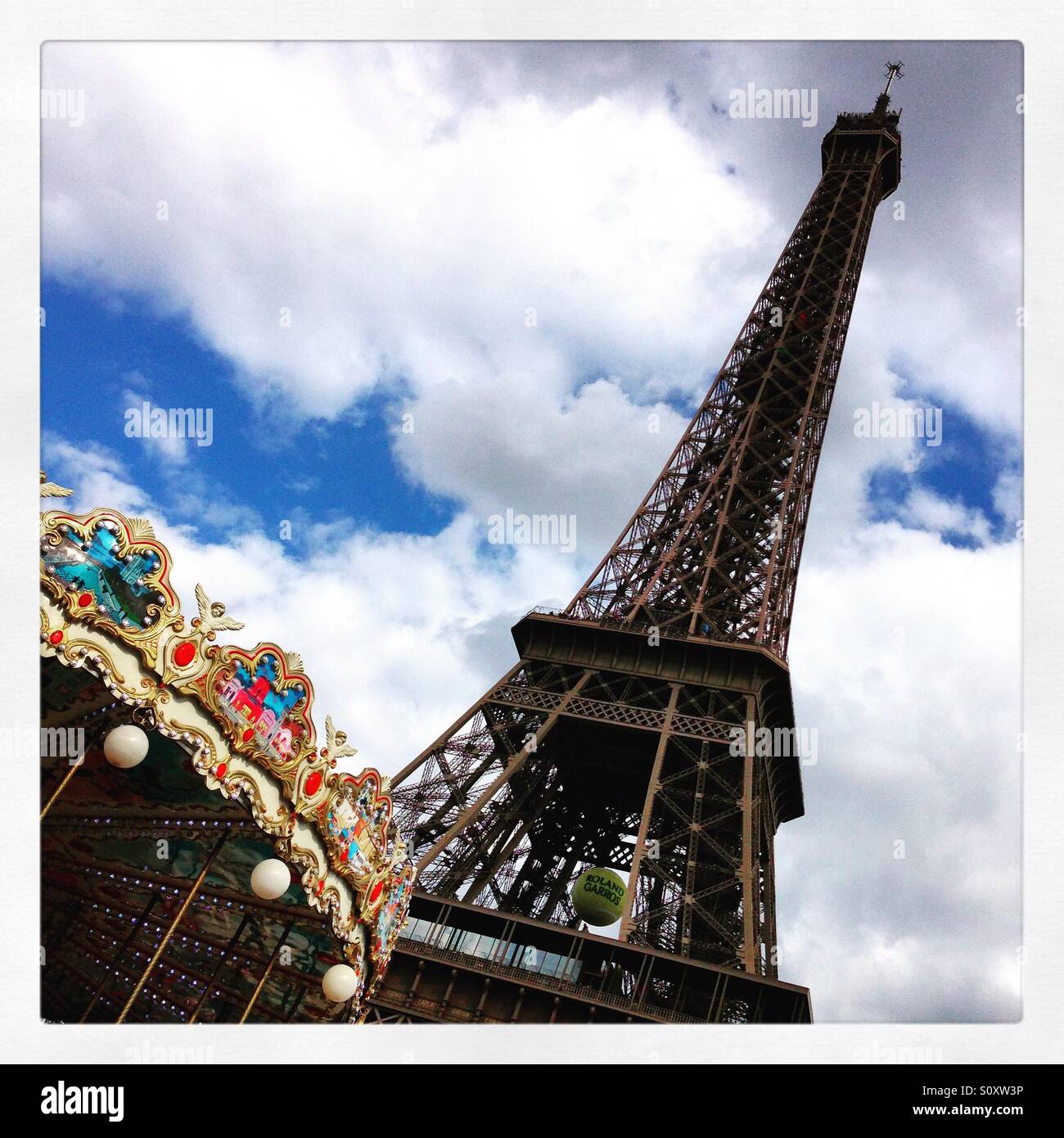 Eiffel-Turm und Karussell mit Roland Garros giant Tennisball Stockfoto