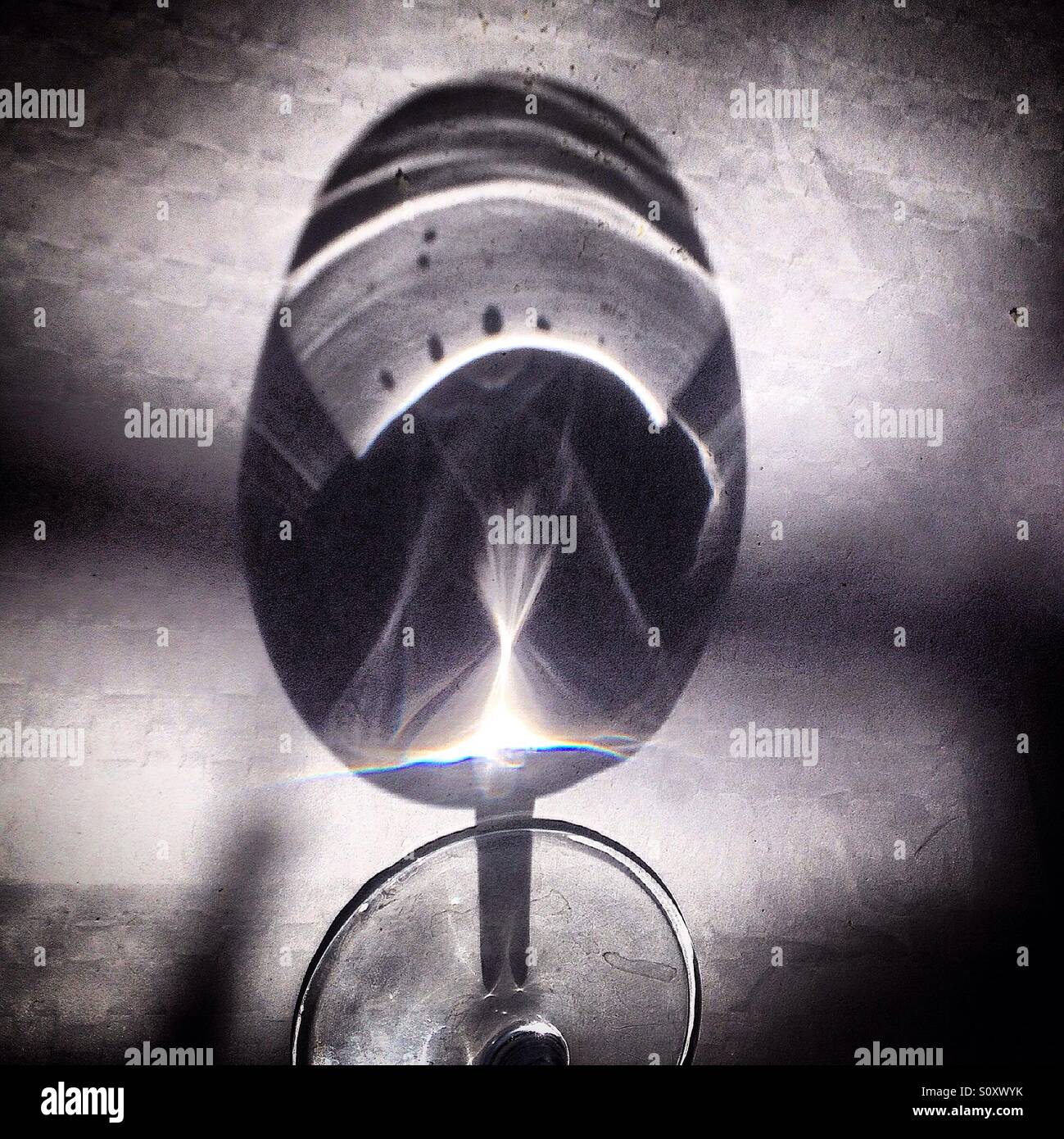 Der Schatten eines Glases Wasser in Prado del Rey, Sierra de Cadiz, Andalusien, Spanien - Smartphone-aufgenommenes Stockfoto