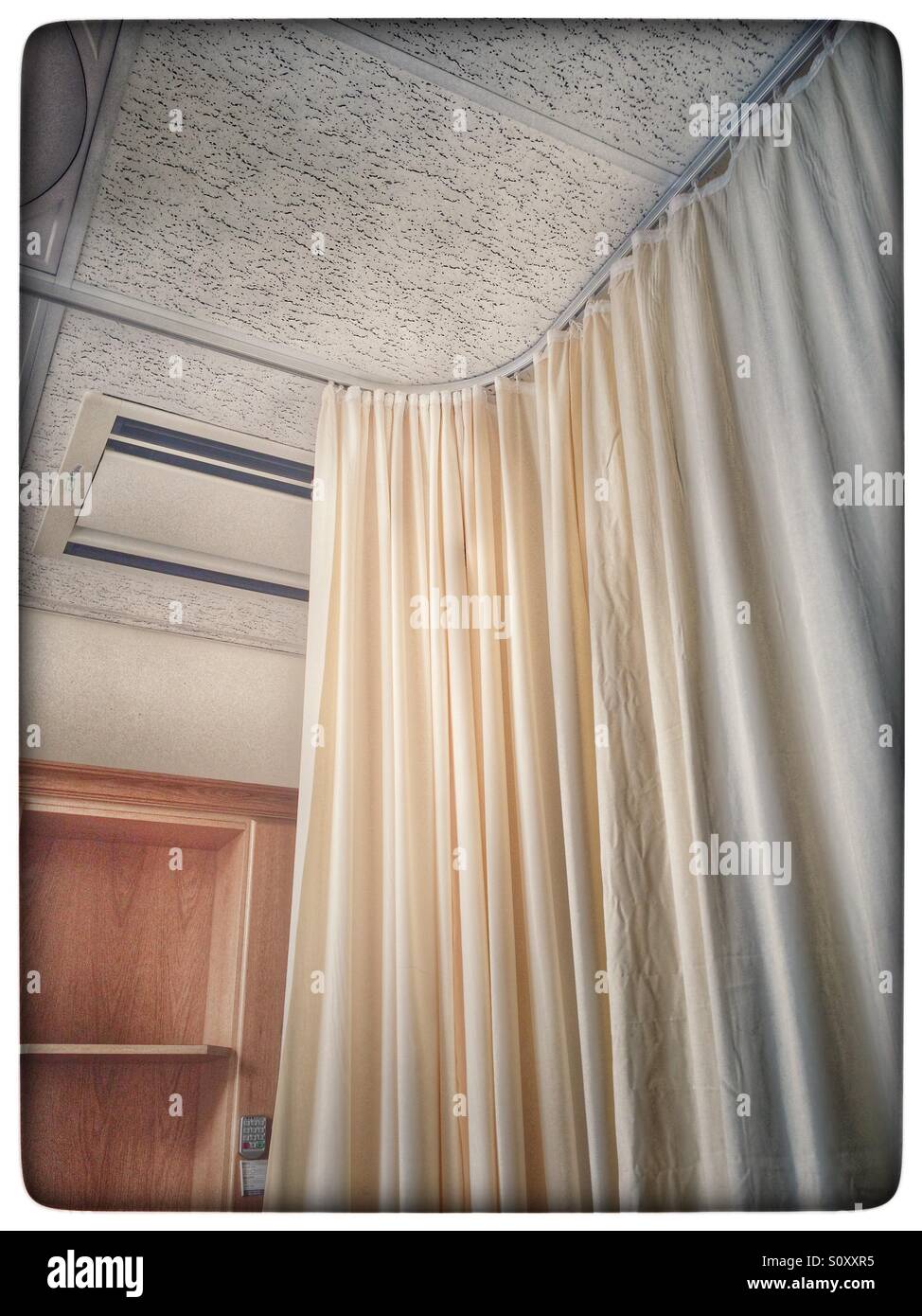 Vorhang Krankenhausbetten im Krankenzimmer. Stockfoto