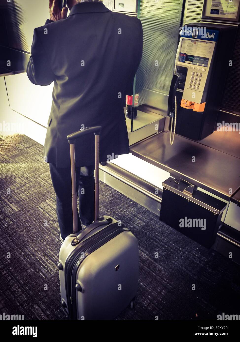 Am Telefon, unterwegs. Hallo. Konzepte: Im Transit, verbunden, in Kontakt, in Kommunikation. Stockfoto