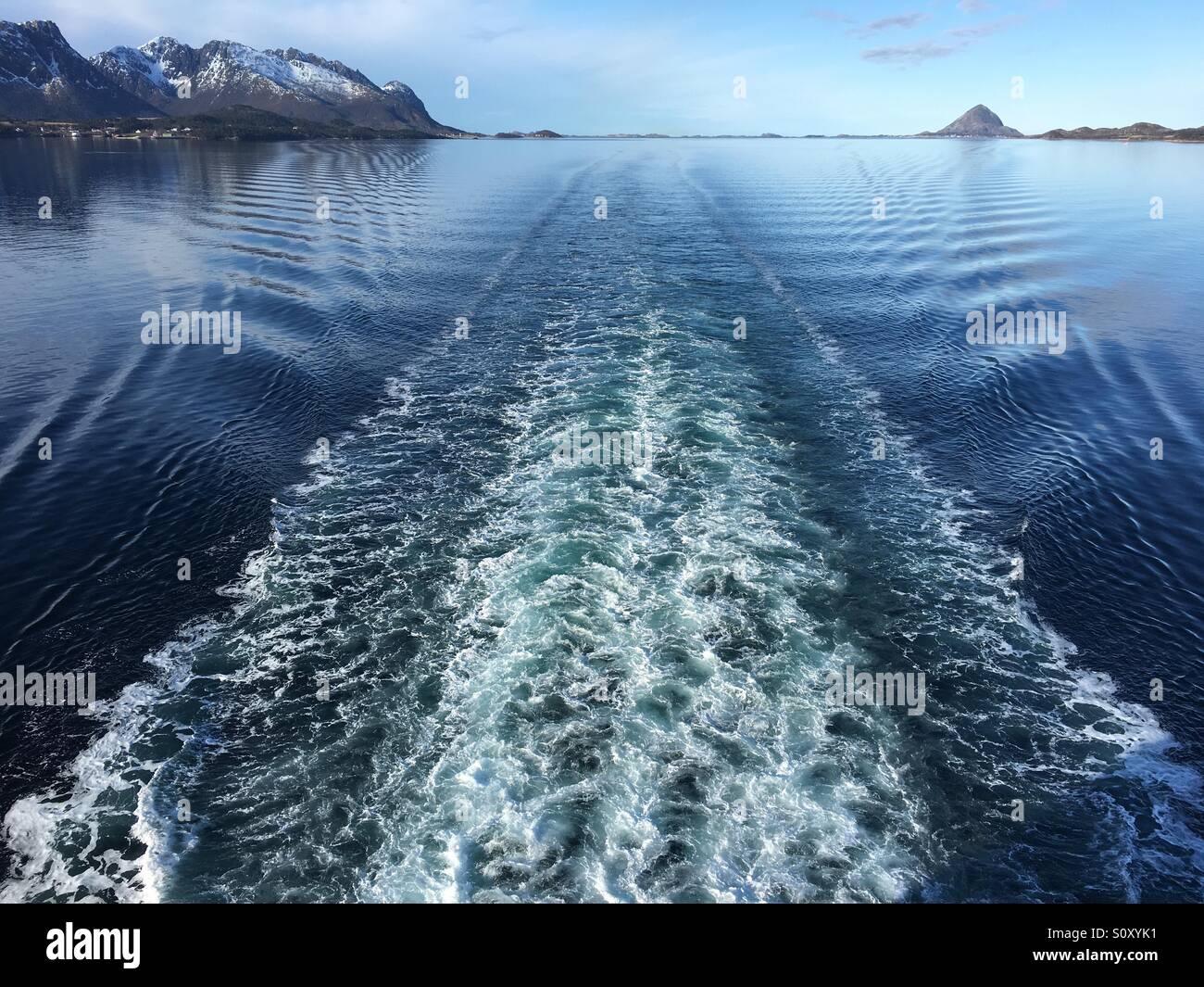 Folge nach Kreuzfahrtschiff in der schönen Natur Nordland, Norwegen. Stockfoto