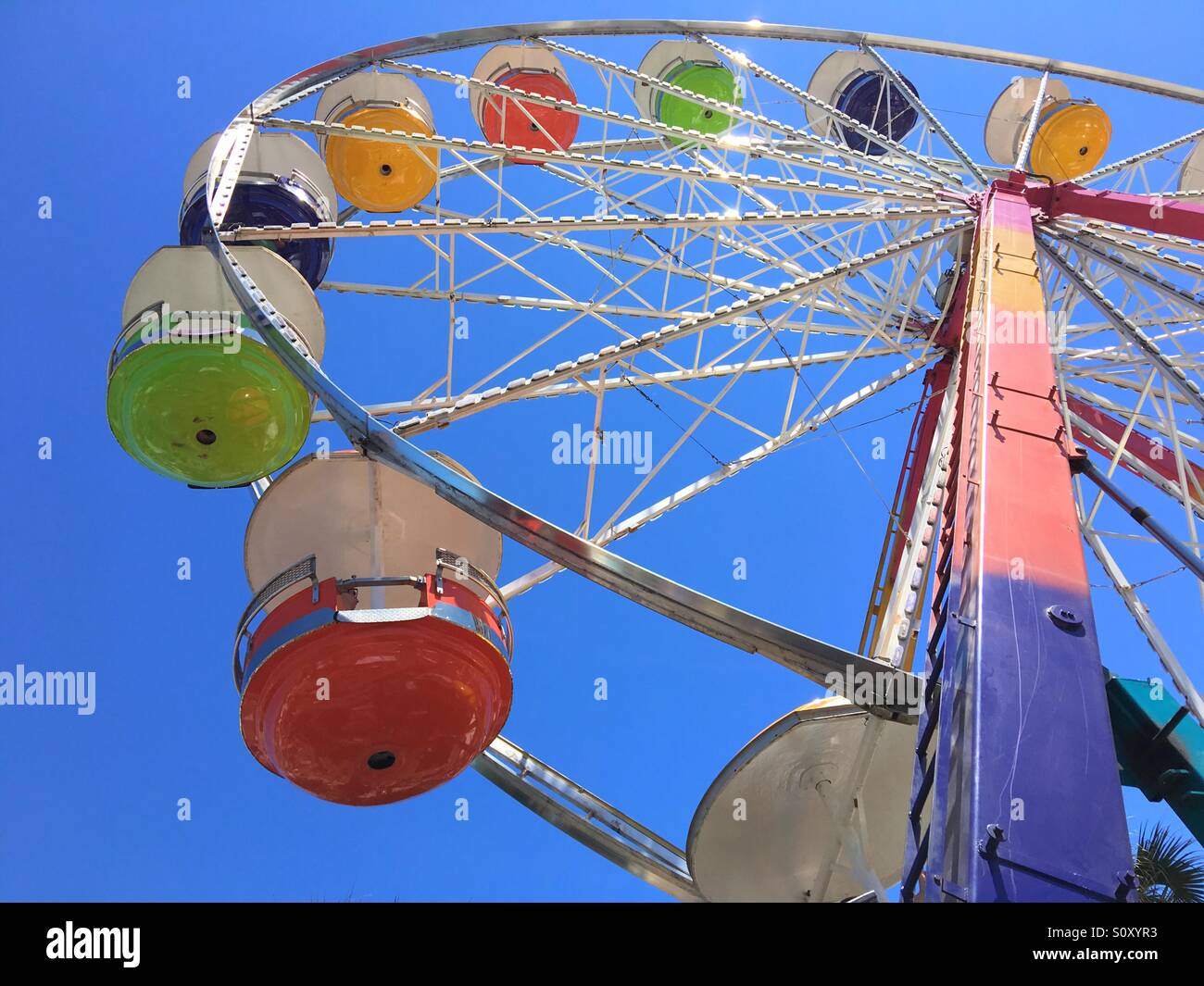 Nahaufnahme der ein Riesenrad auf Reisen Rummelplatz. - Smartphone-aufgenommenes Stockfoto