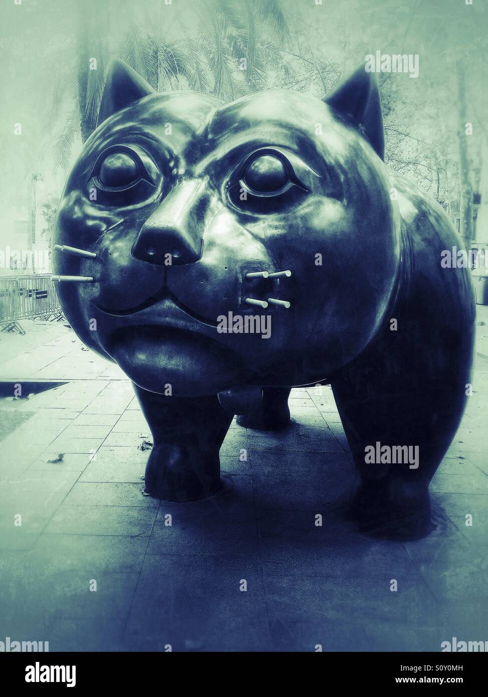 Katze-Skulptur in Barcelona, Spanien - Smartphone-aufgenommenes Stockfoto