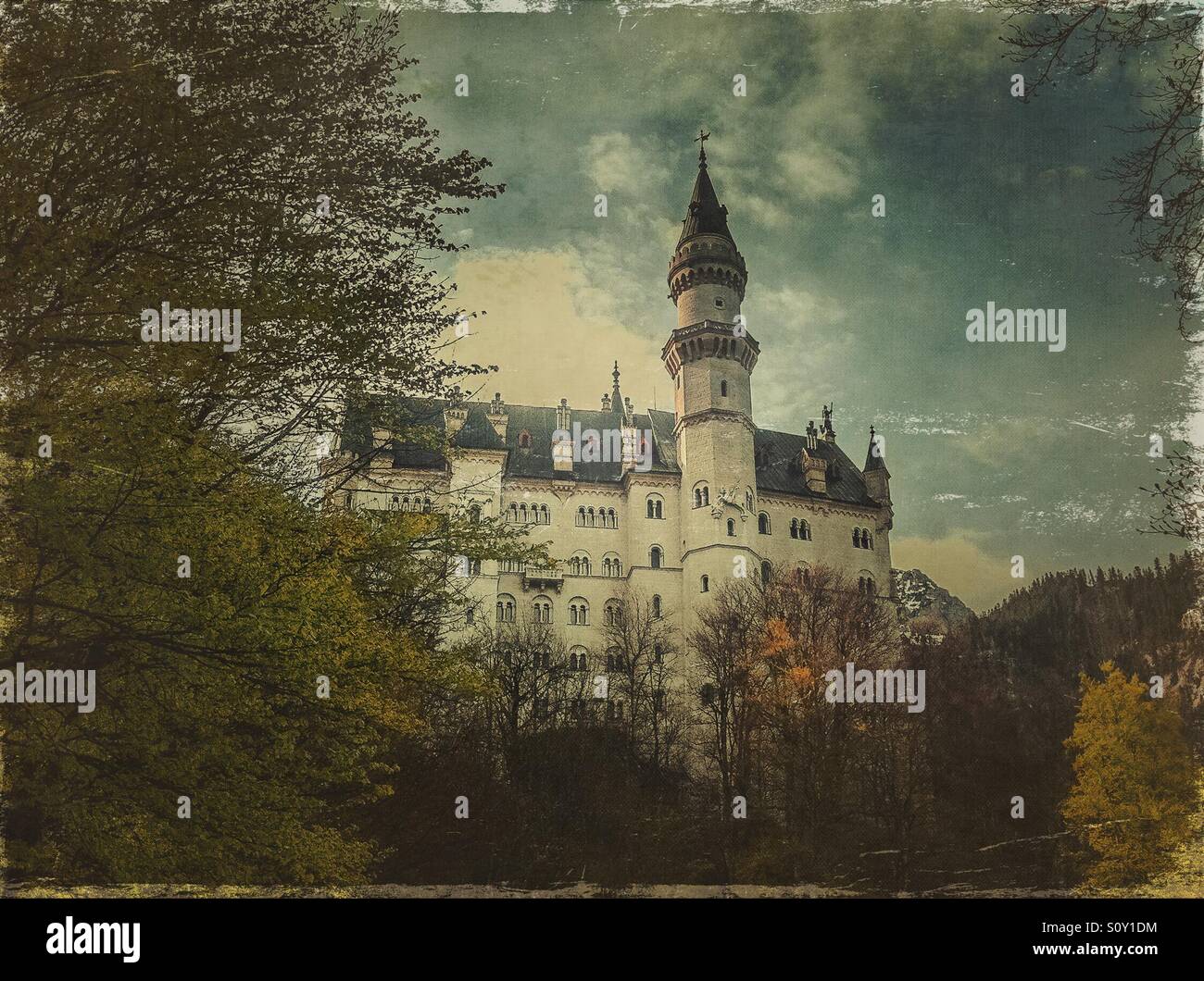 Schloss Neuschwanstein in Deutschland, erbaut von König Ludwig II von Bayern - Smartphone-aufgenommenes Stockfoto